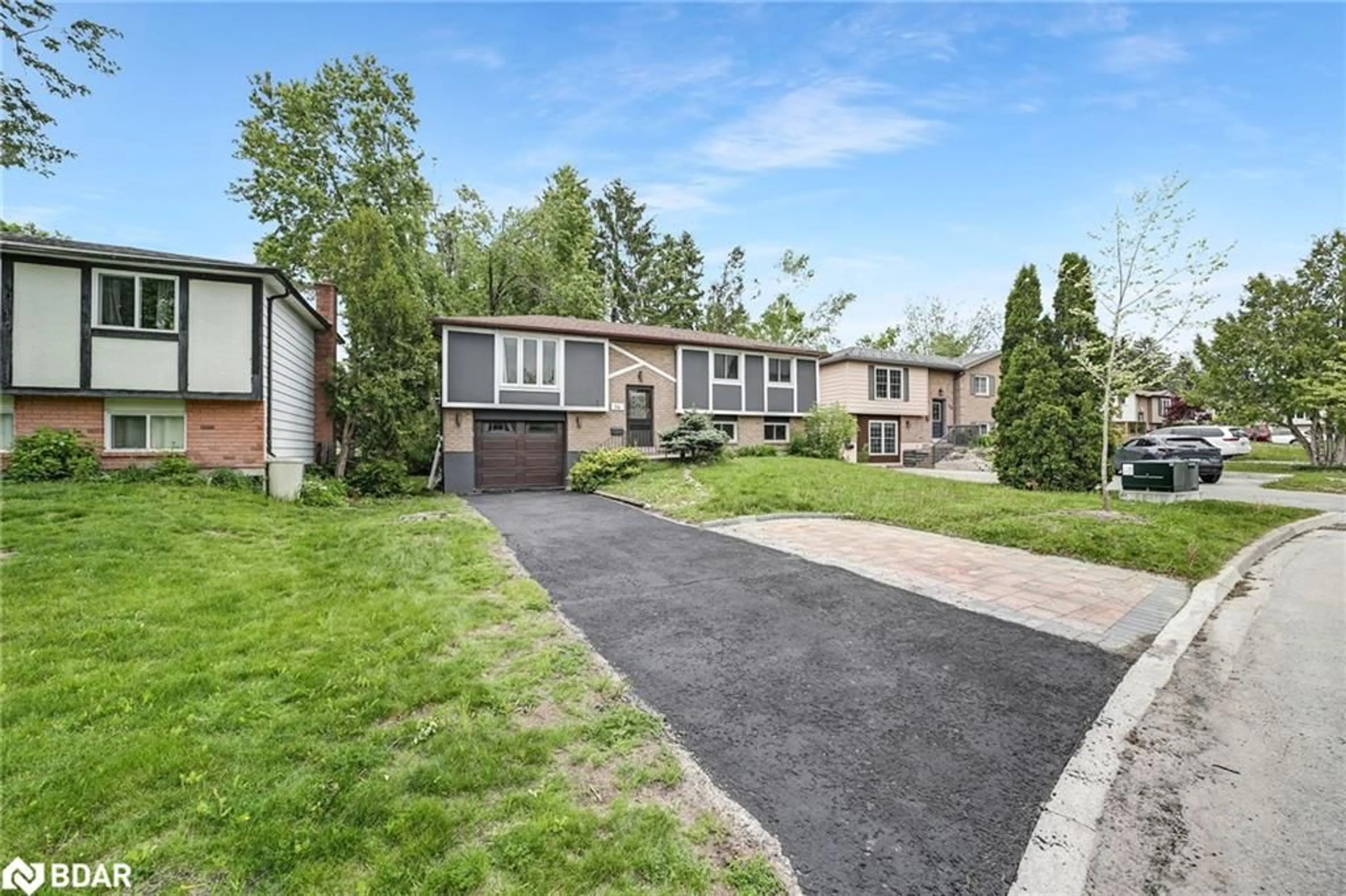 Unknown for 14 Chippawa Crt, Barrie Ontario L4M 5N8