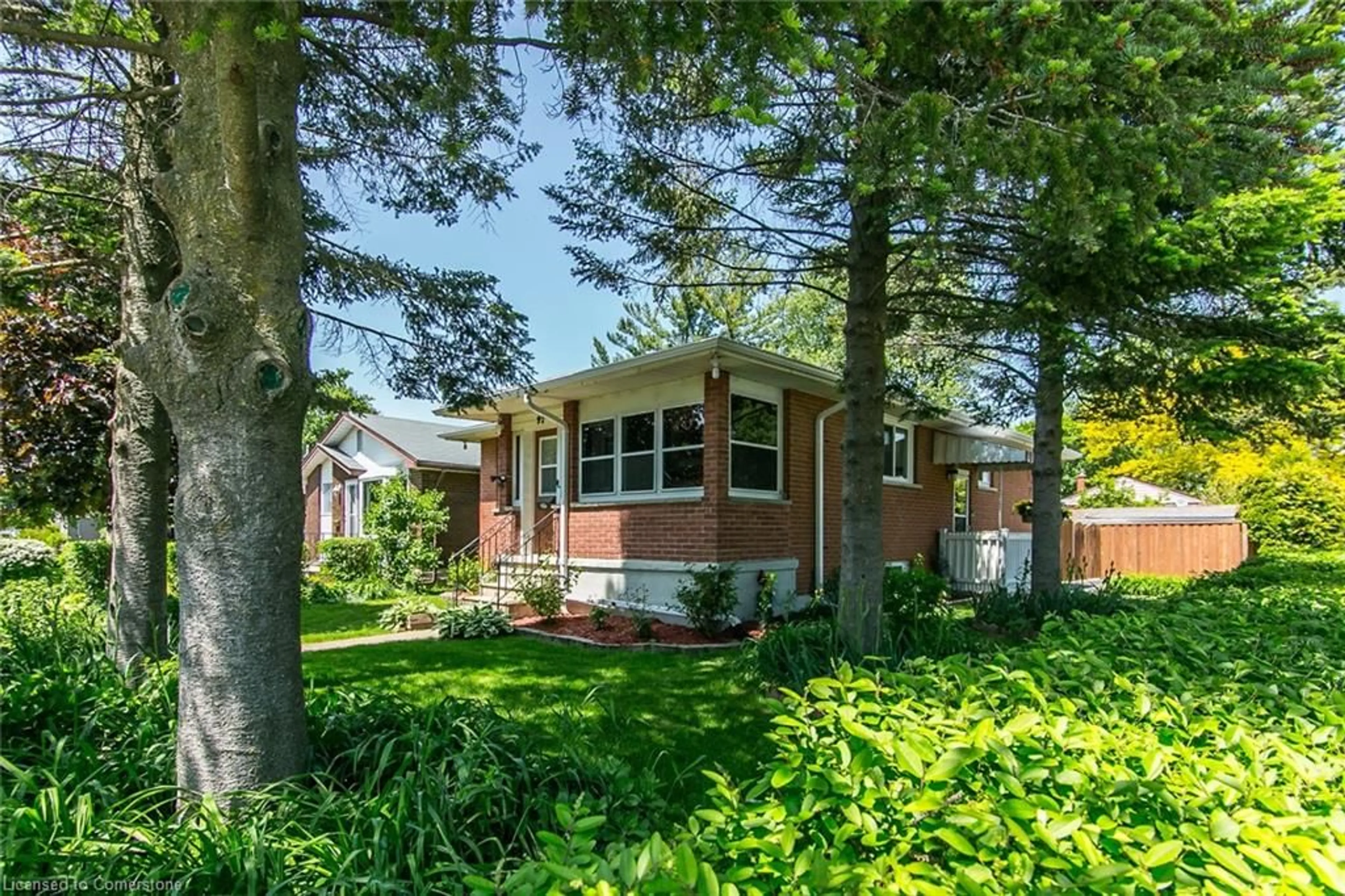 Home with brick exterior material, street for 92 Elmwood Ave, Cambridge Ontario N1R 4Y6