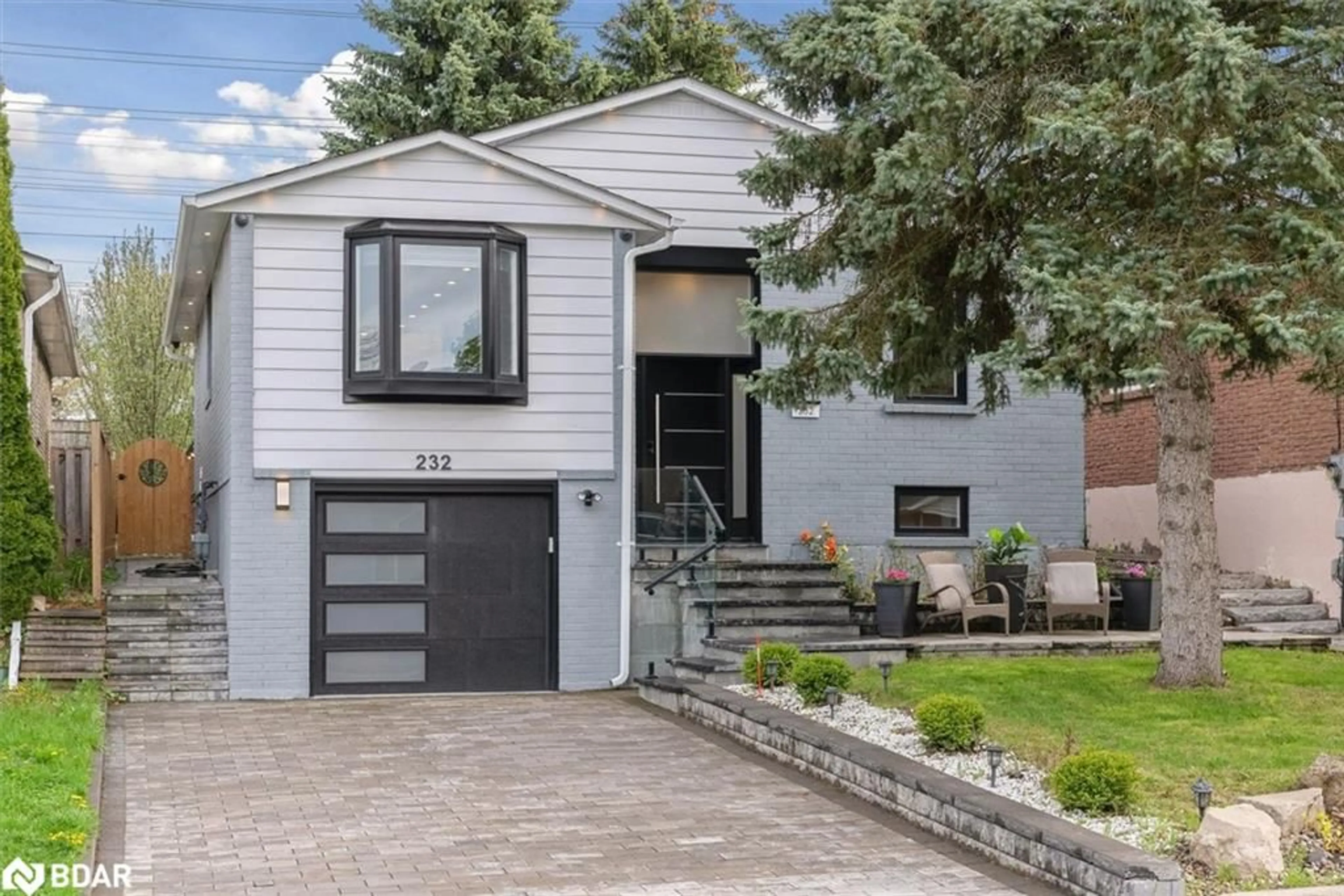 Home with vinyl exterior material, street for 232 Currey Cres, Newmarket Ontario L3Y 5M9