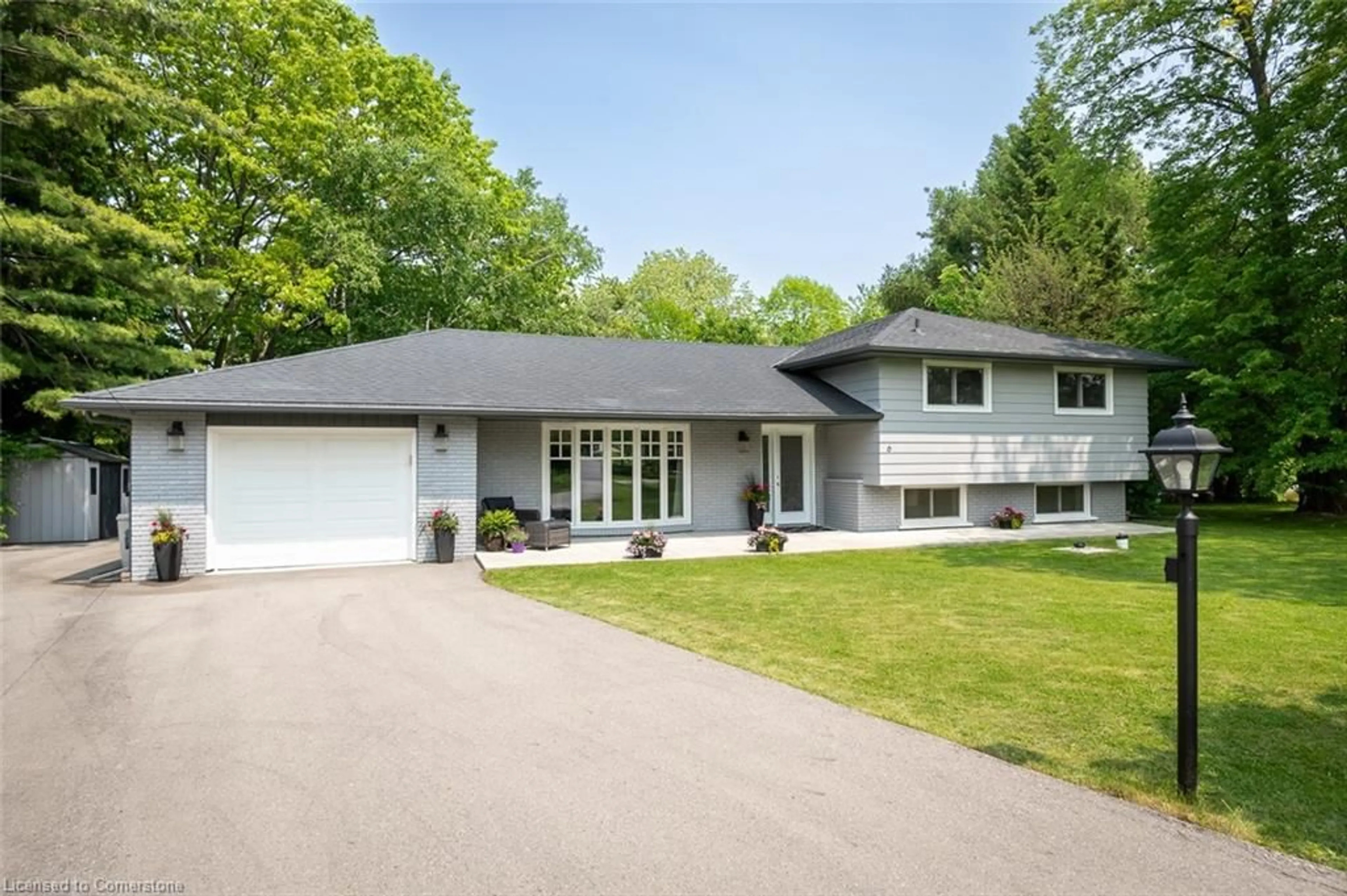 Home with vinyl exterior material, street for 6 Kew Crt, Dundas Ontario L9H 5E1