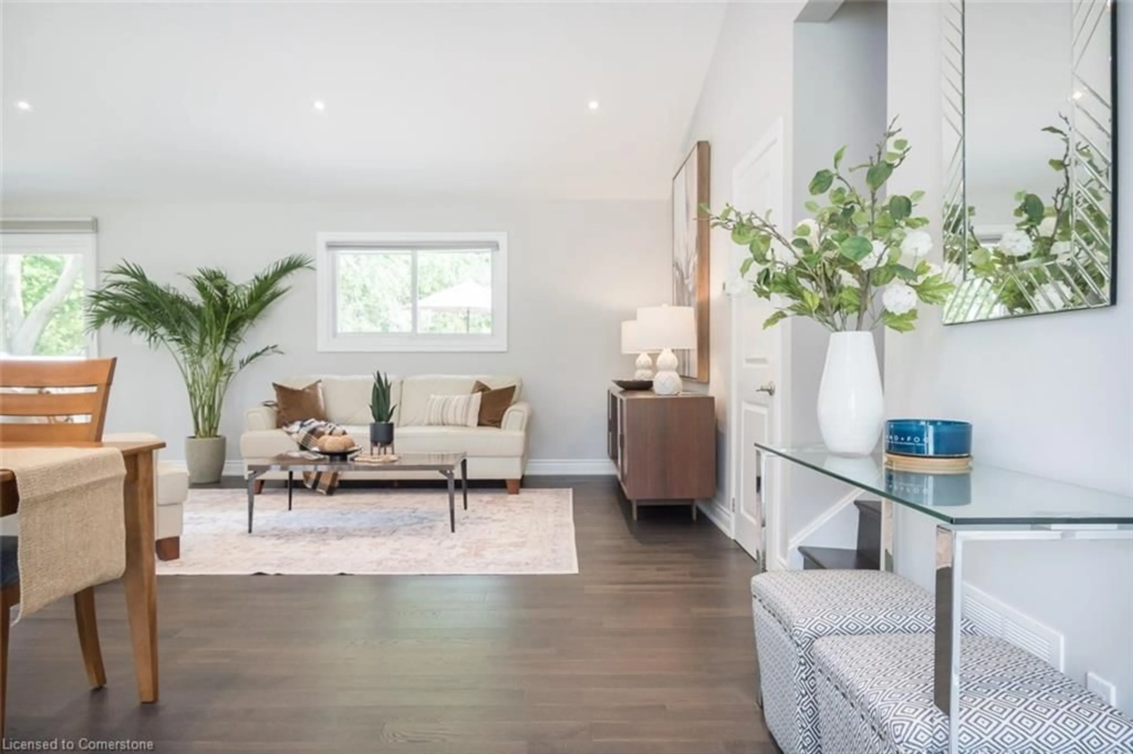 Living room with furniture, wood/laminate floor for 6 Kew Crt, Dundas Ontario L9H 5E1