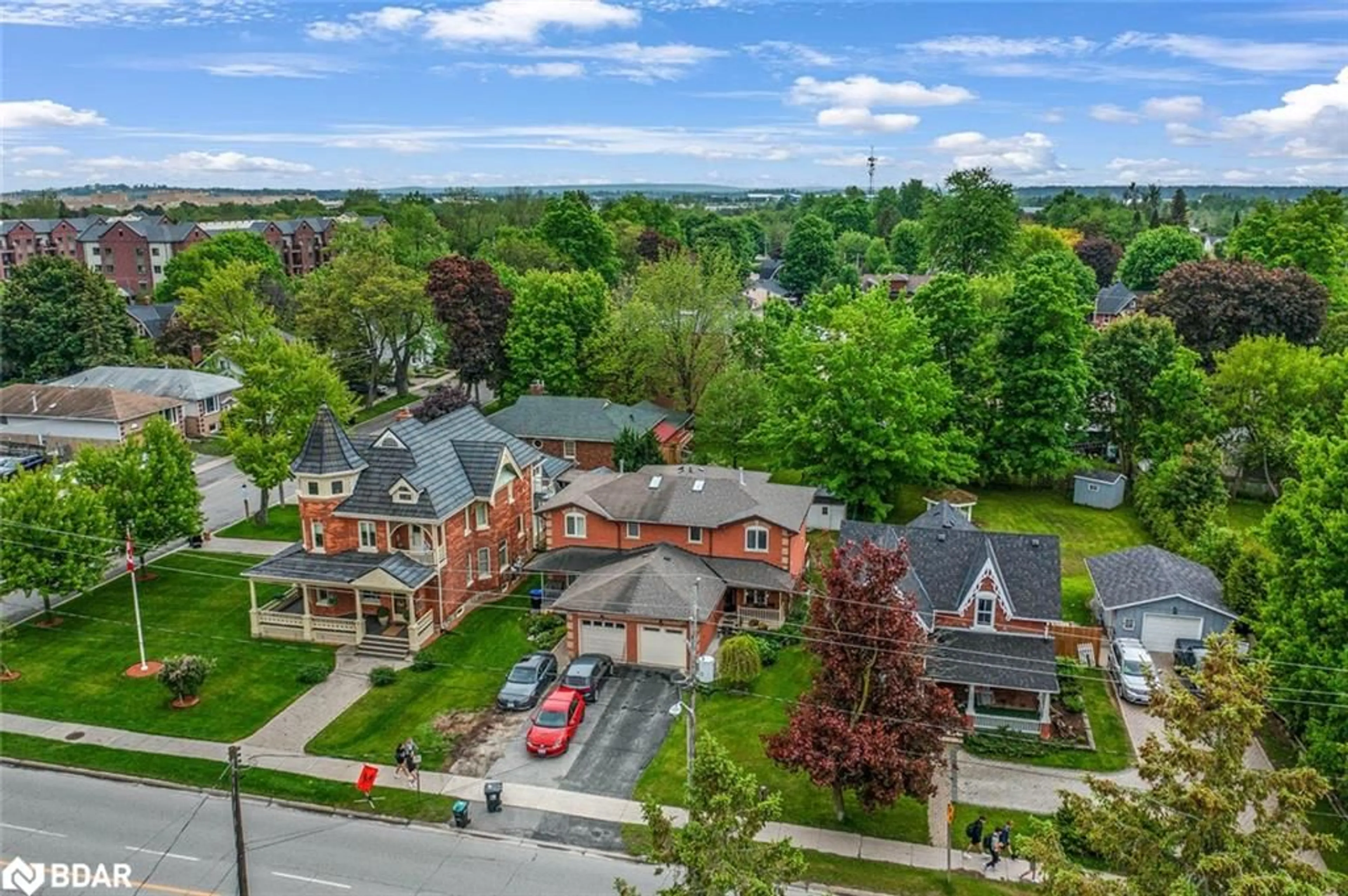 A pic from outside/outdoor area/front of a property/back of a property/a pic from drone, street for 135 Victoria St, Alliston Ontario L9R 1G7