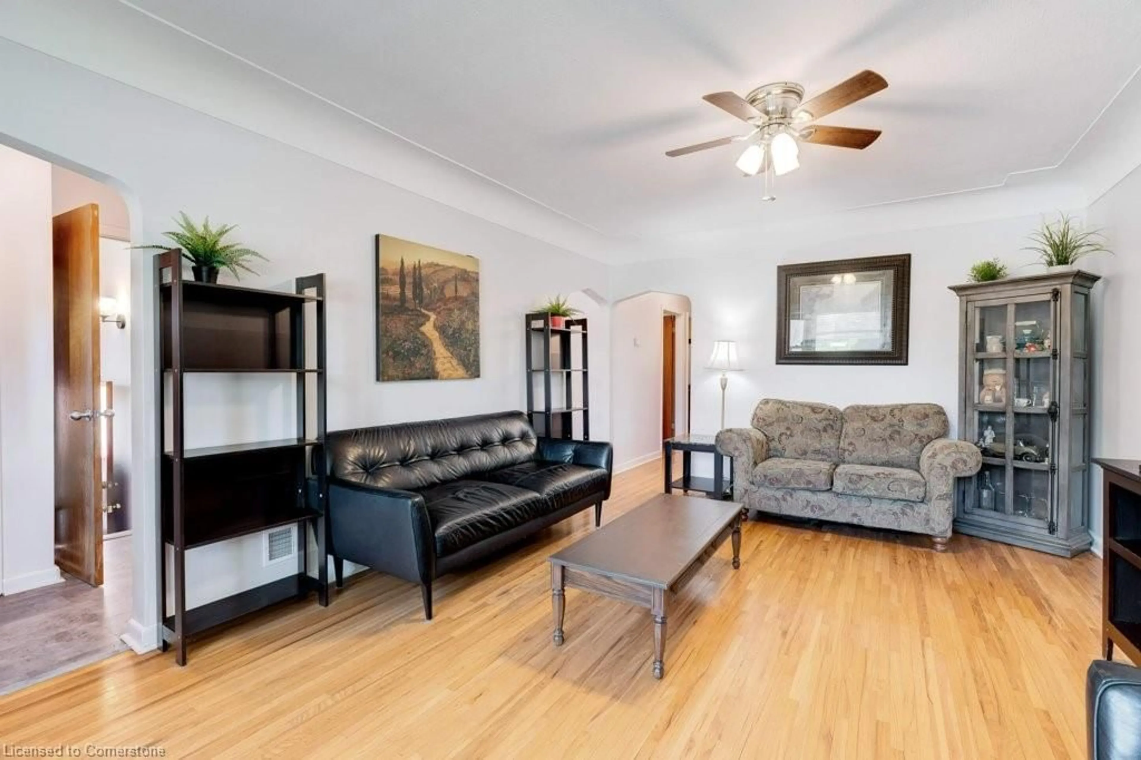 Living room with furniture, wood/laminate floor for 40 Richwill Rd, Hamilton Ontario L9C 1S1