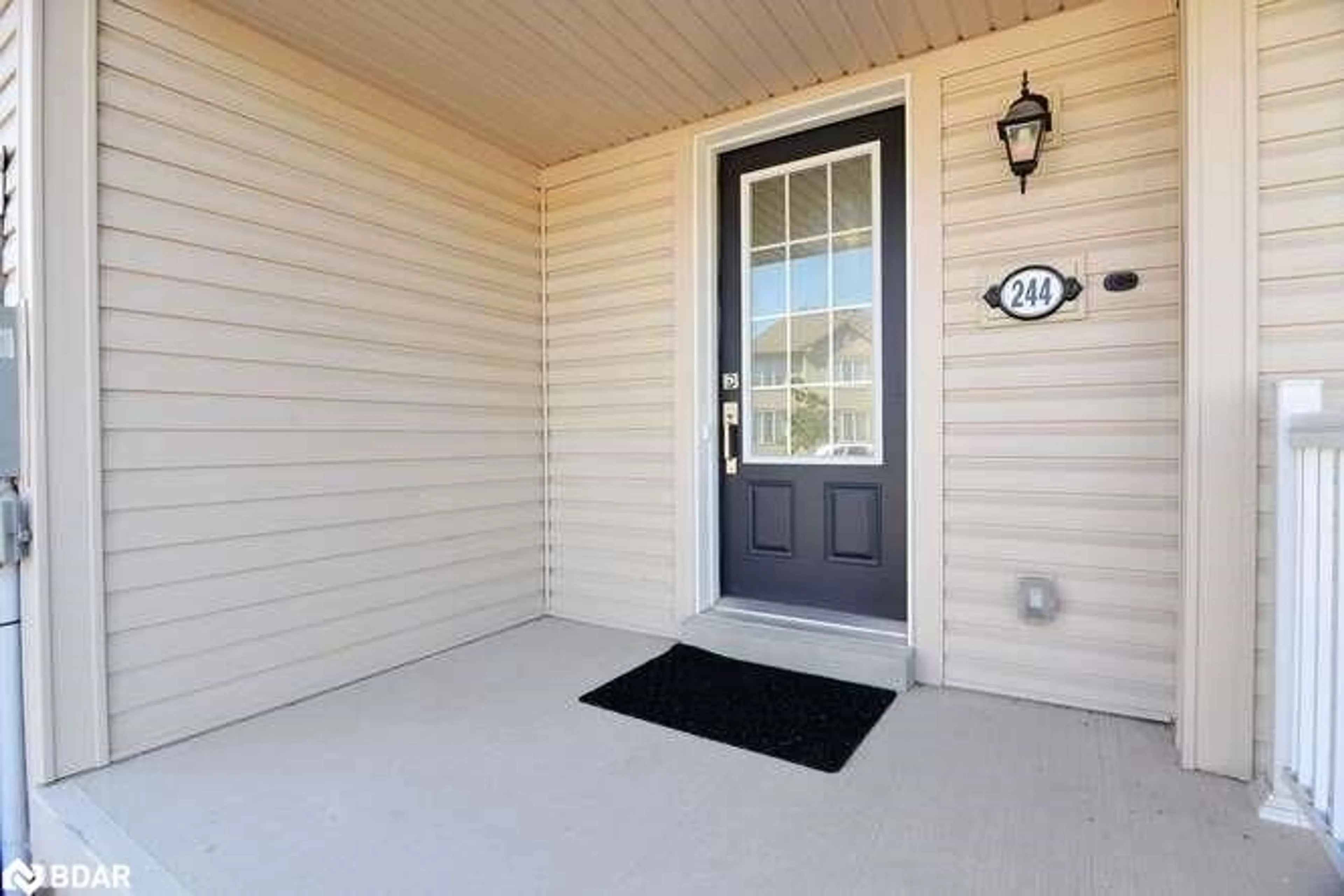 Indoor entryway for 244 Esther Crescent Cres, Thorold Ontario L3B 0H1
