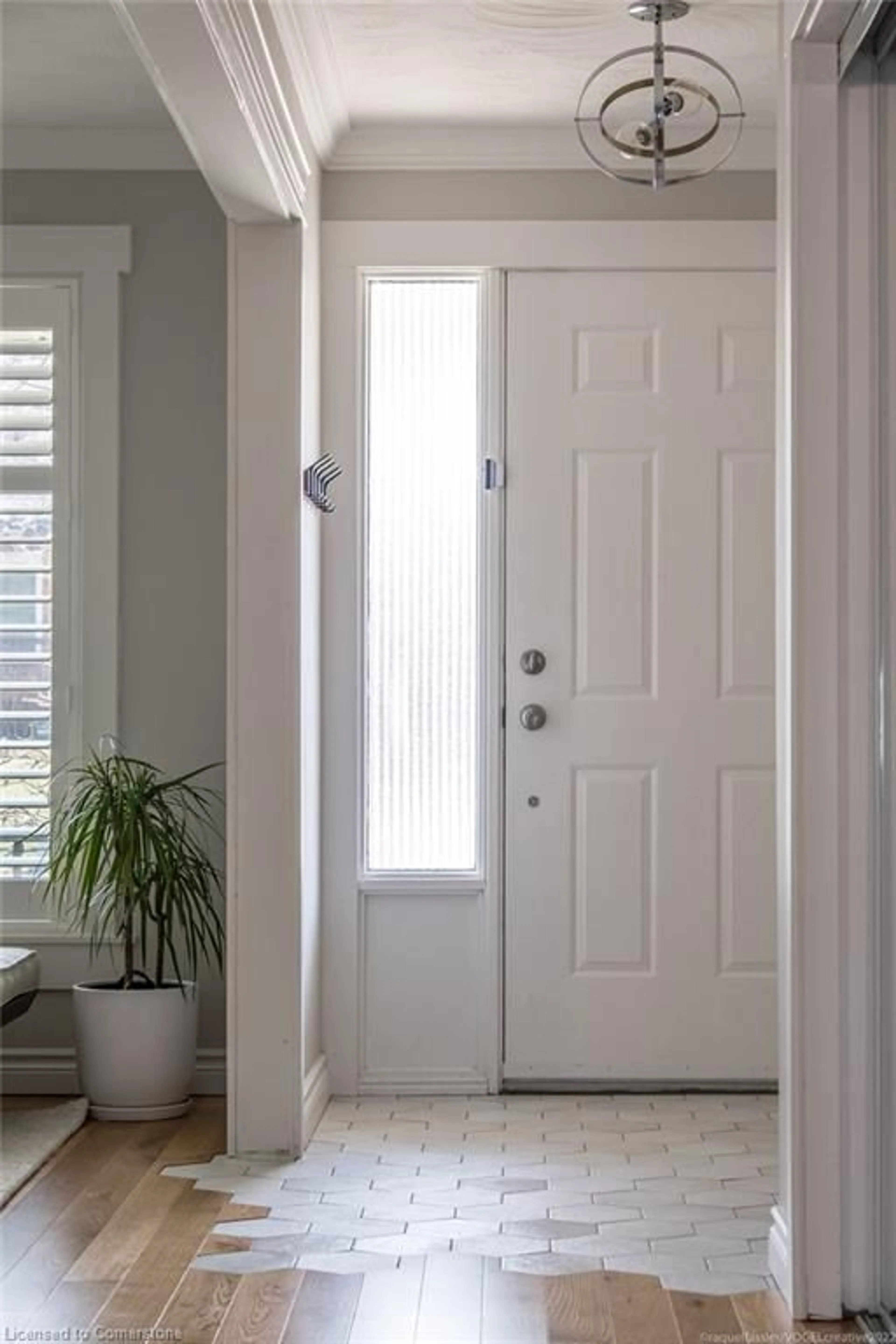 Indoor entryway for 94 Adis Ave, Hamilton Ontario L9C 6V3