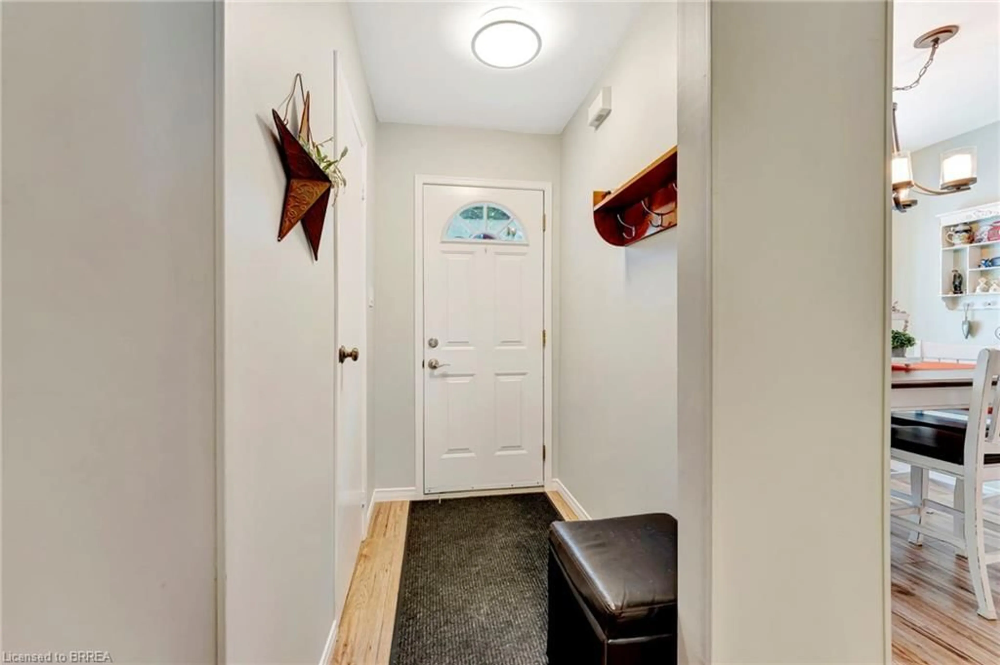 Indoor entryway for 153 Brantwood Park Rd #D, Brantford Ontario N3P 1X9