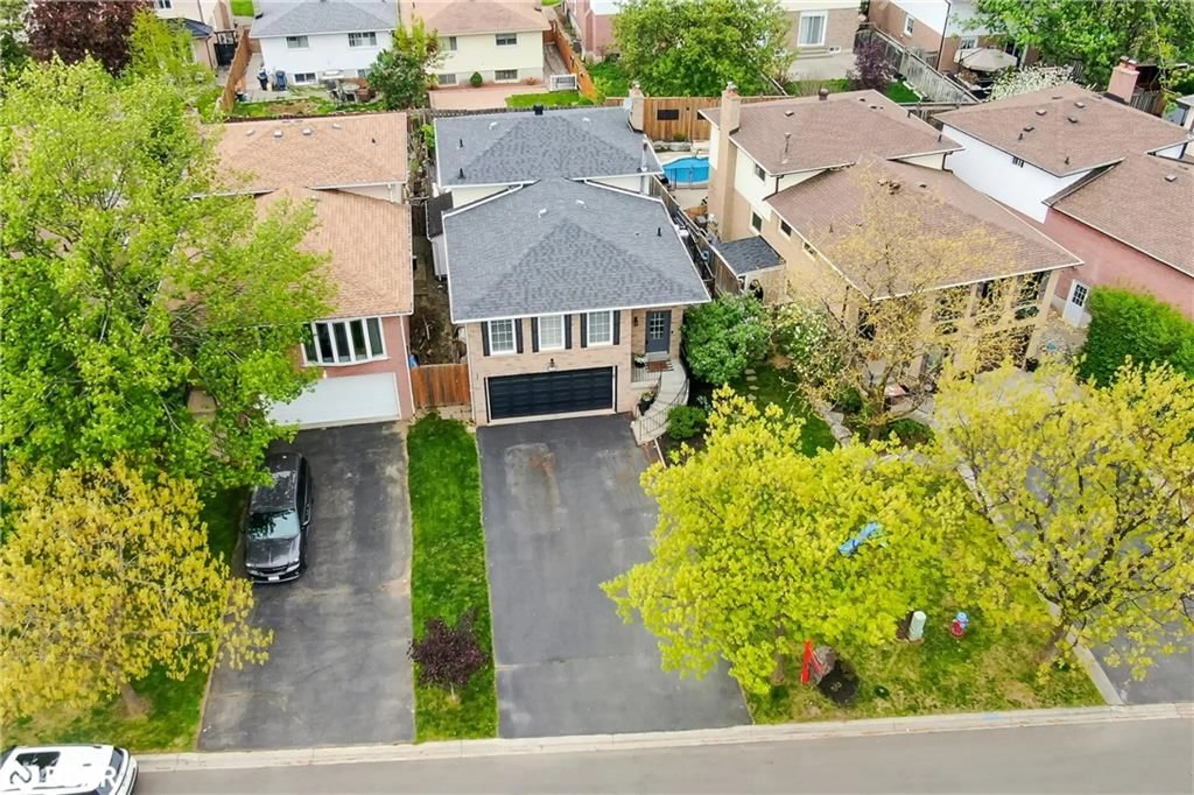 A pic from outside/outdoor area/front of a property/back of a property/a pic from drone, street for 834 Merritt Dr, Milton Ontario L9T 4K1