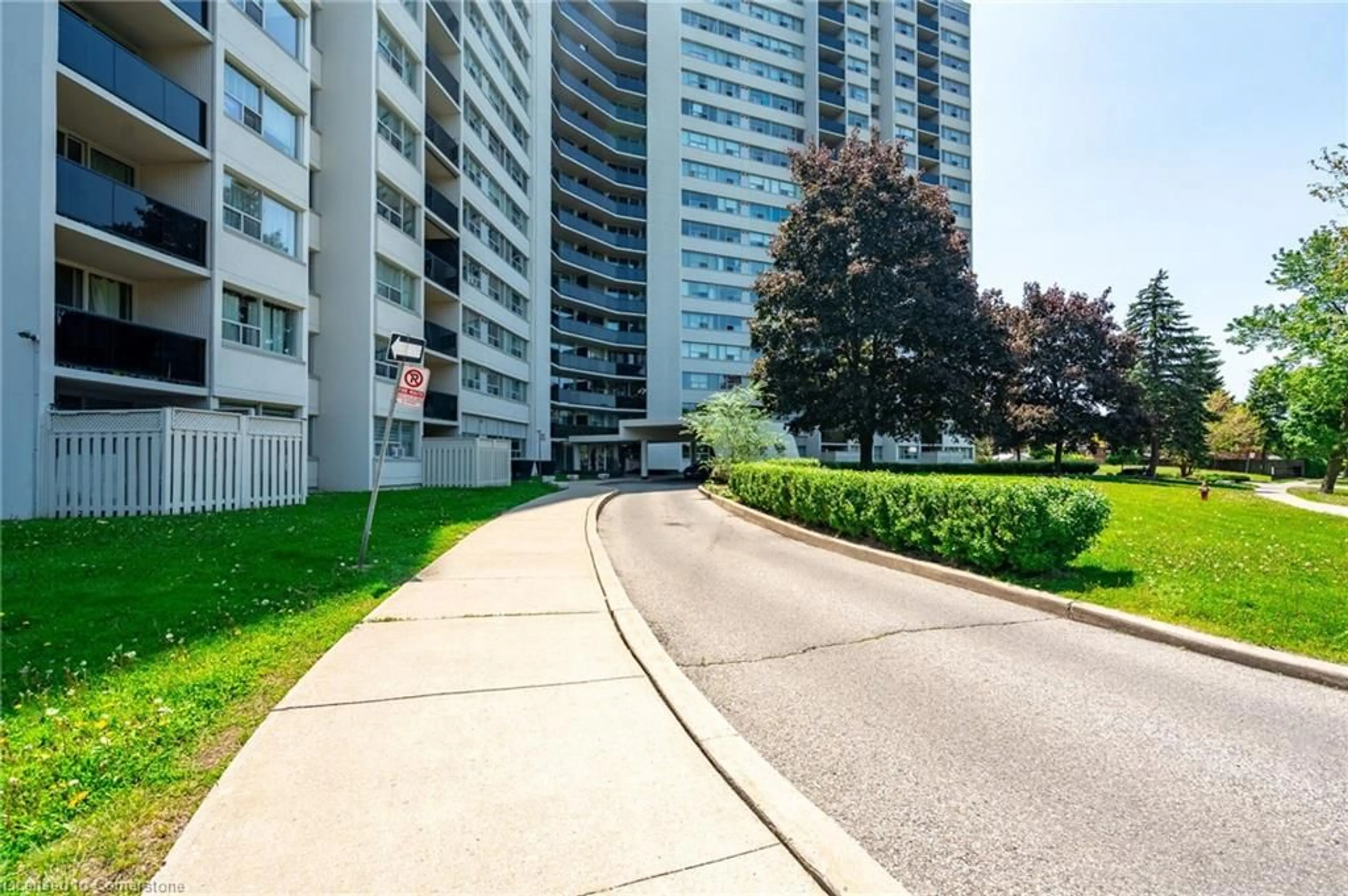 Patio, street for 530 Lolita Garden #1211, Mississauga Ontario L5A 3T2