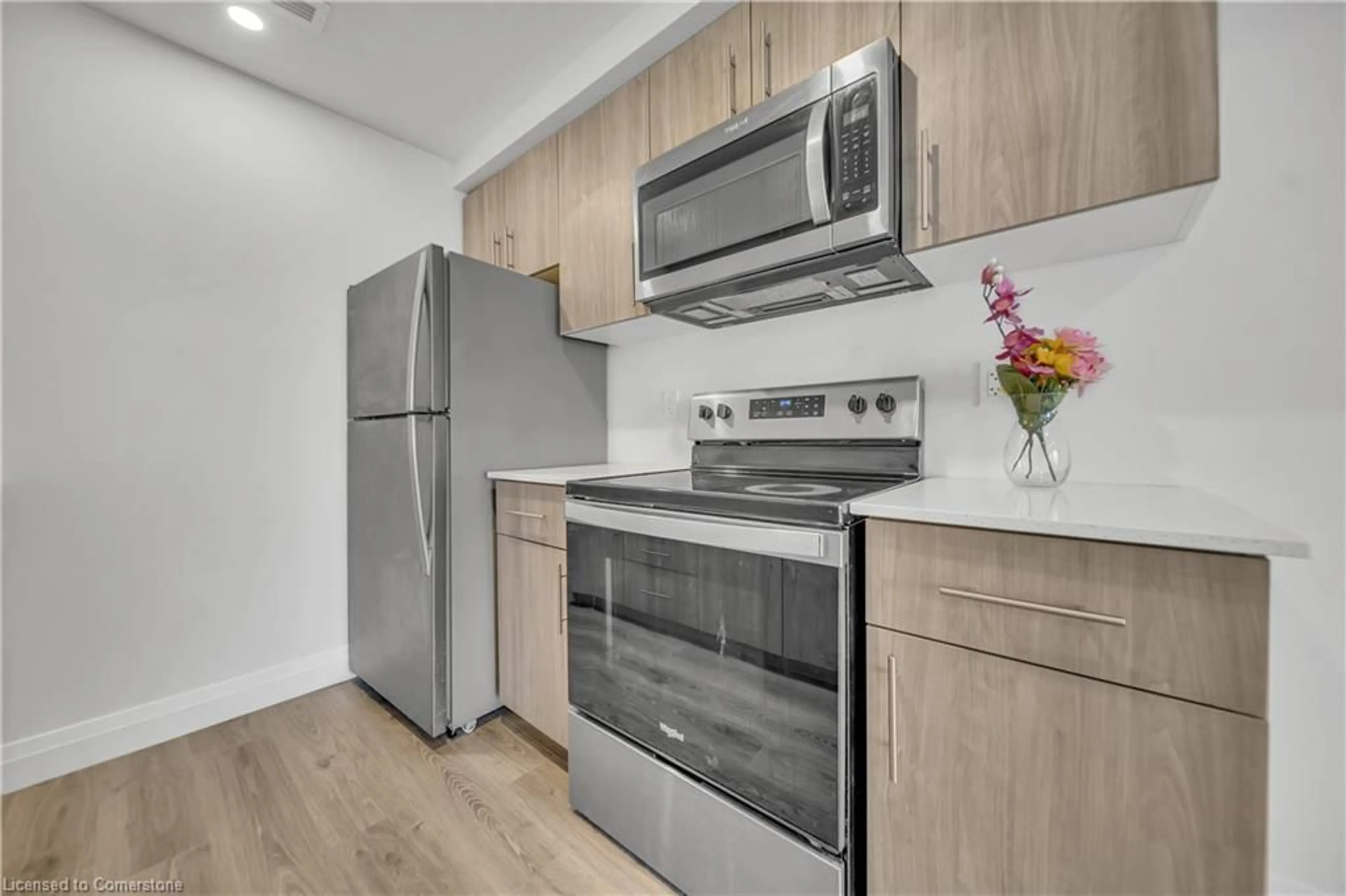 Standard kitchen, wood/laminate floor for 600 Victoria St #18, Kitchener Ontario N2M 0C3