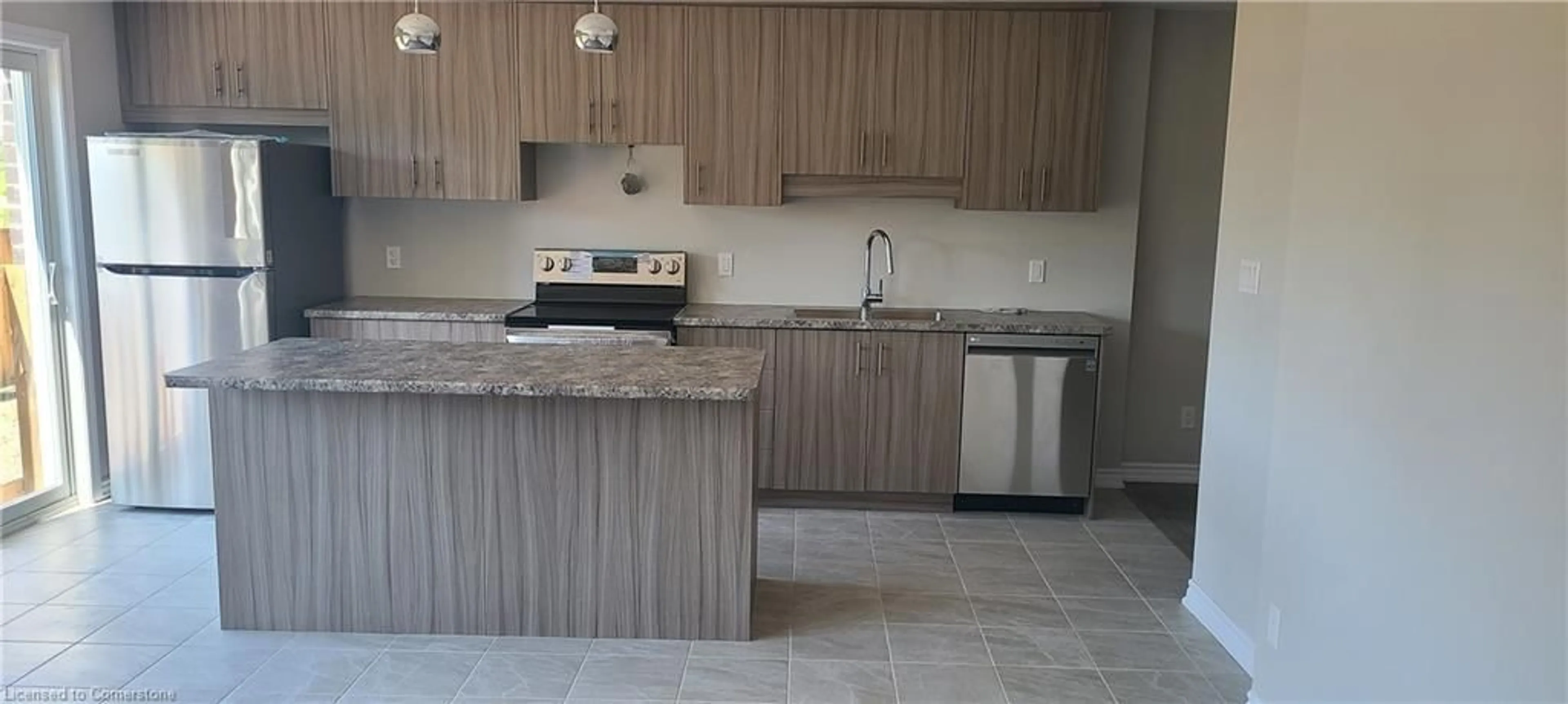 Open concept kitchen, ceramic/tile floor for 17 Renfrew Trail, Welland Ontario L3C 0K2