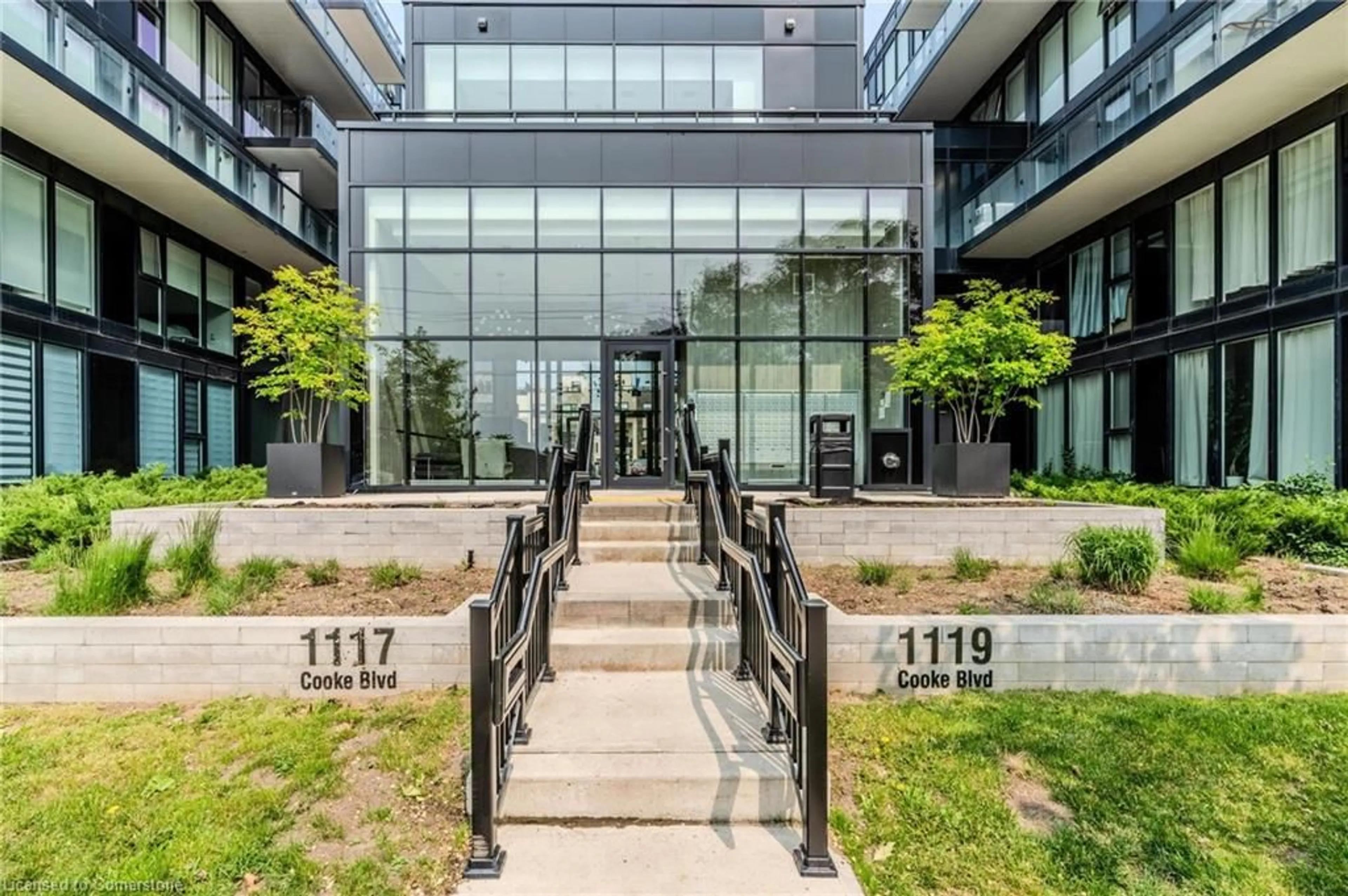 Indoor foyer for 1119 Cooke Blvd #B329, Burlington Ontario L7T 0C6