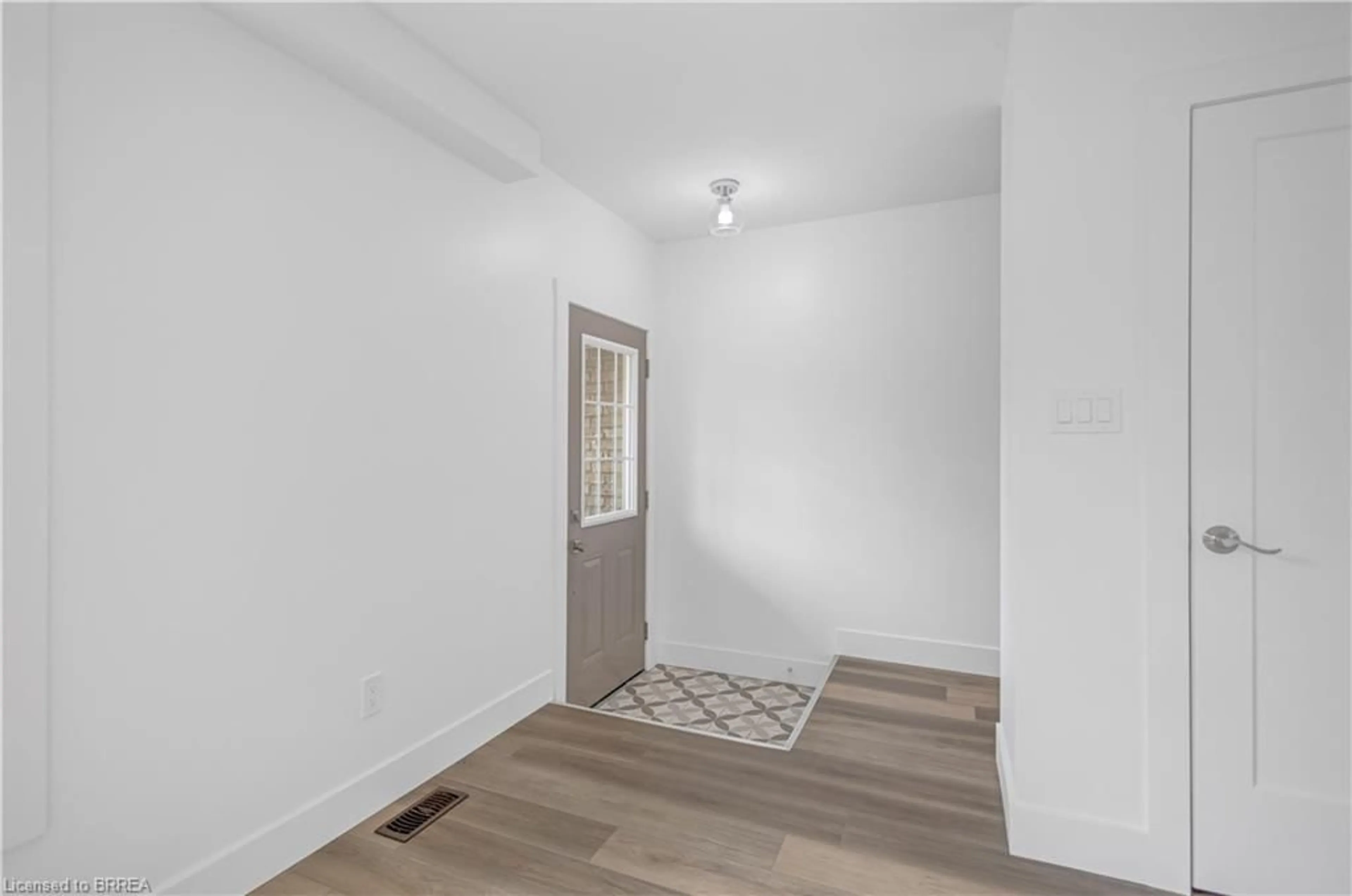 Indoor entryway for 34 Oakhill Dr #20B, Brantford Ontario N3T 1R1
