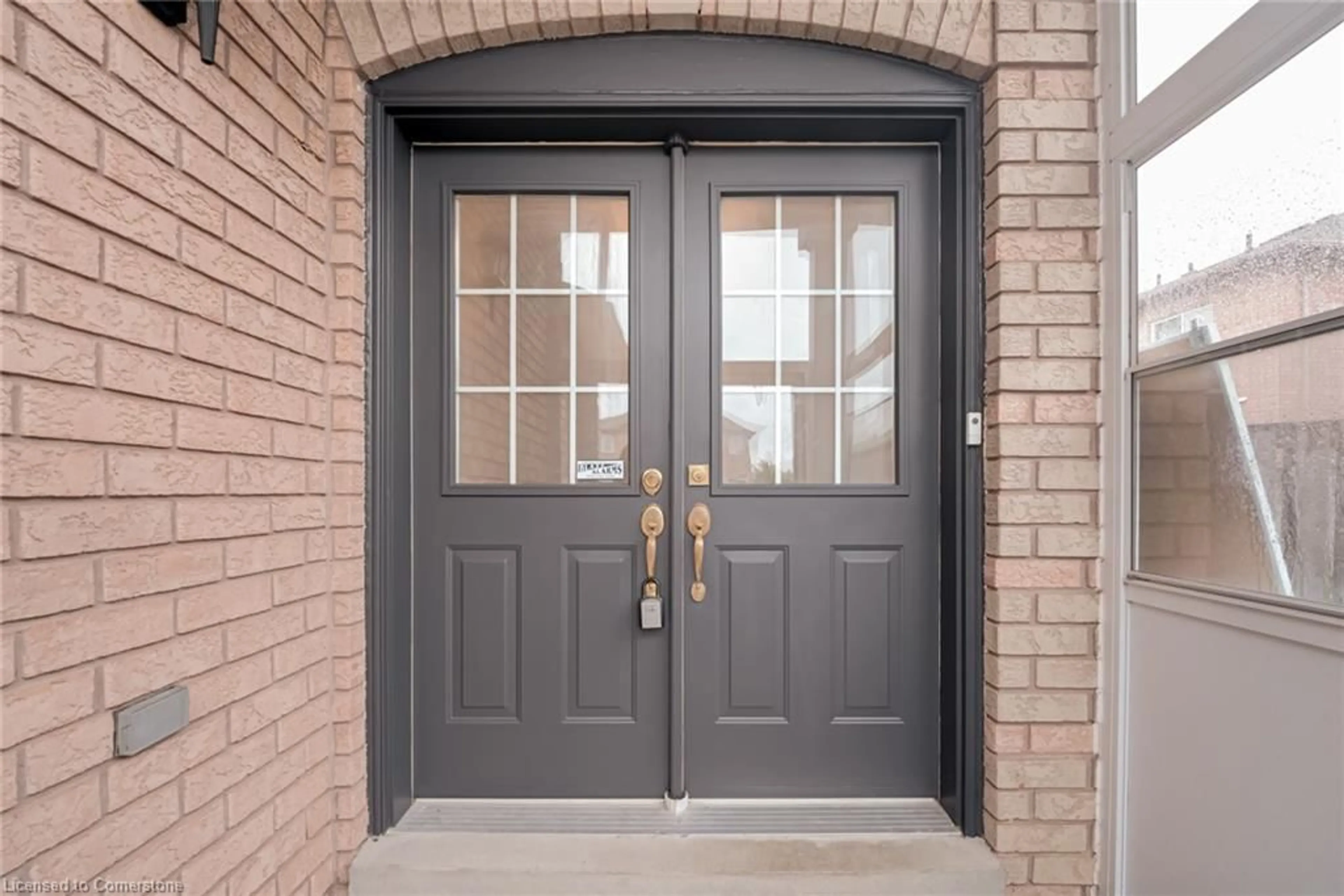 Indoor entryway for 5611 Armando Ave, Mississauga Ontario L5V 3A7