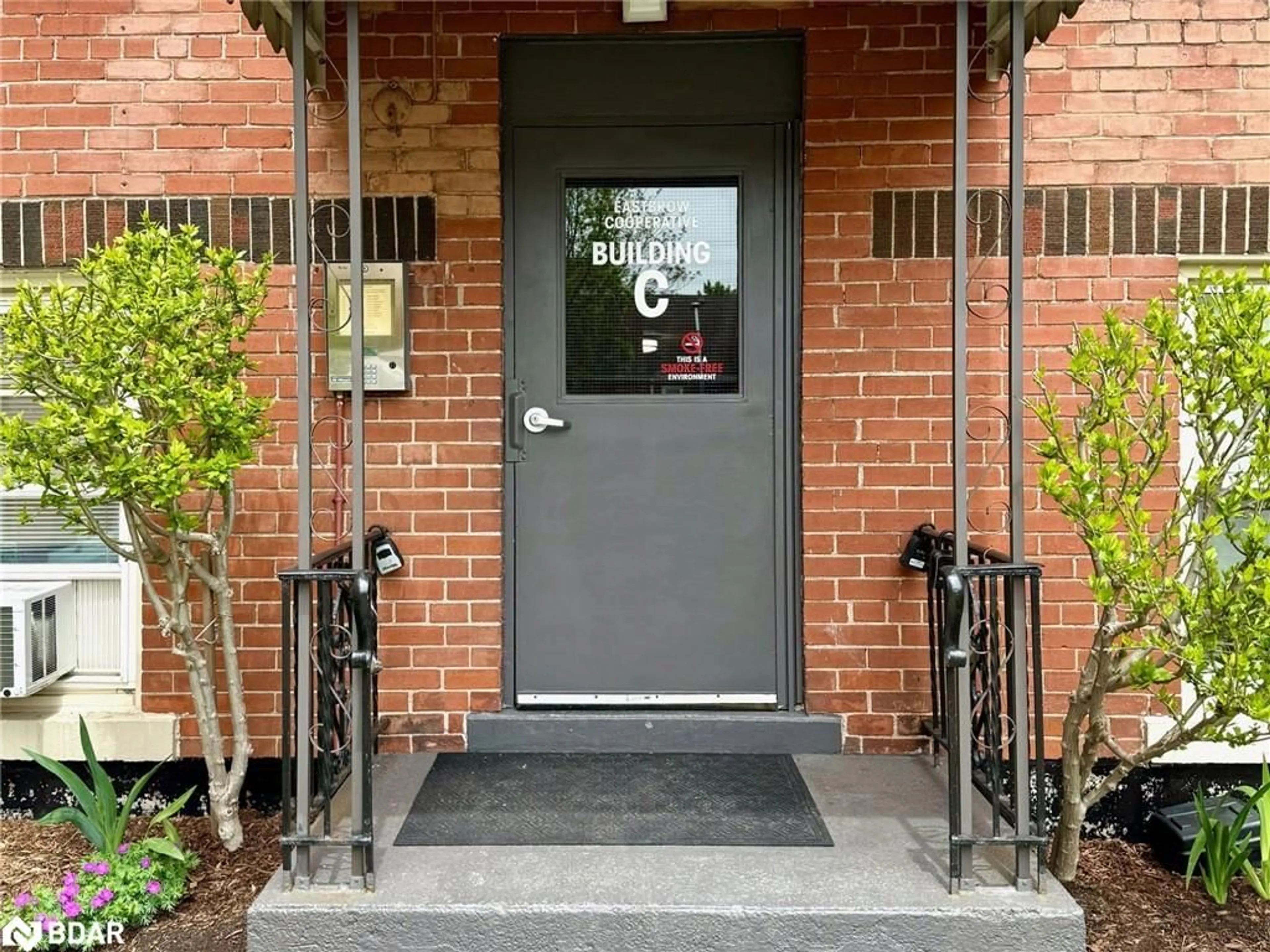 Indoor entryway for 5 East 36th St, Hamilton Ontario L8V 3Y6