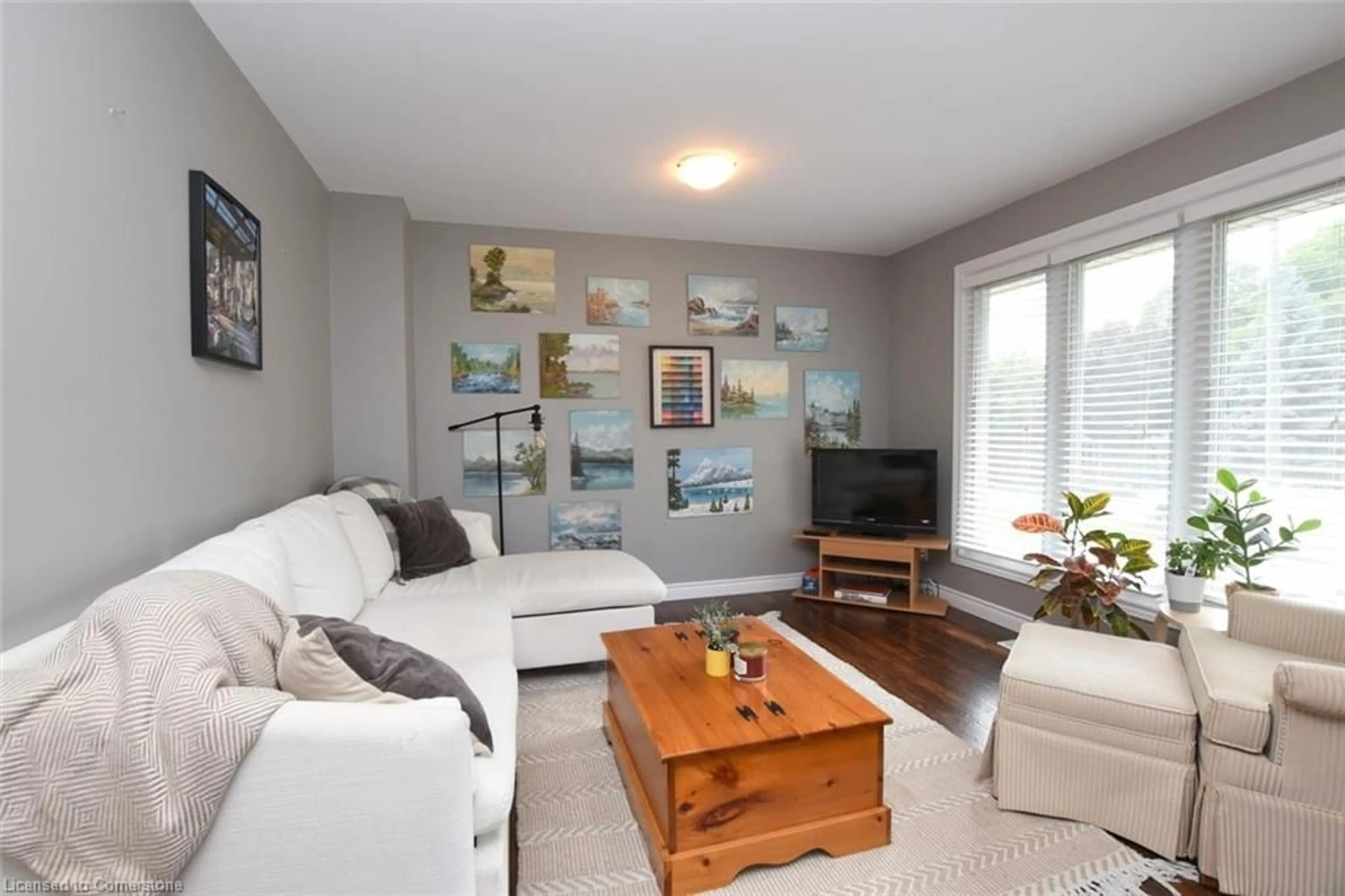Living room with furniture, wood/laminate floor for 42 Seneca St, Cayuga Ontario N0A 1E0