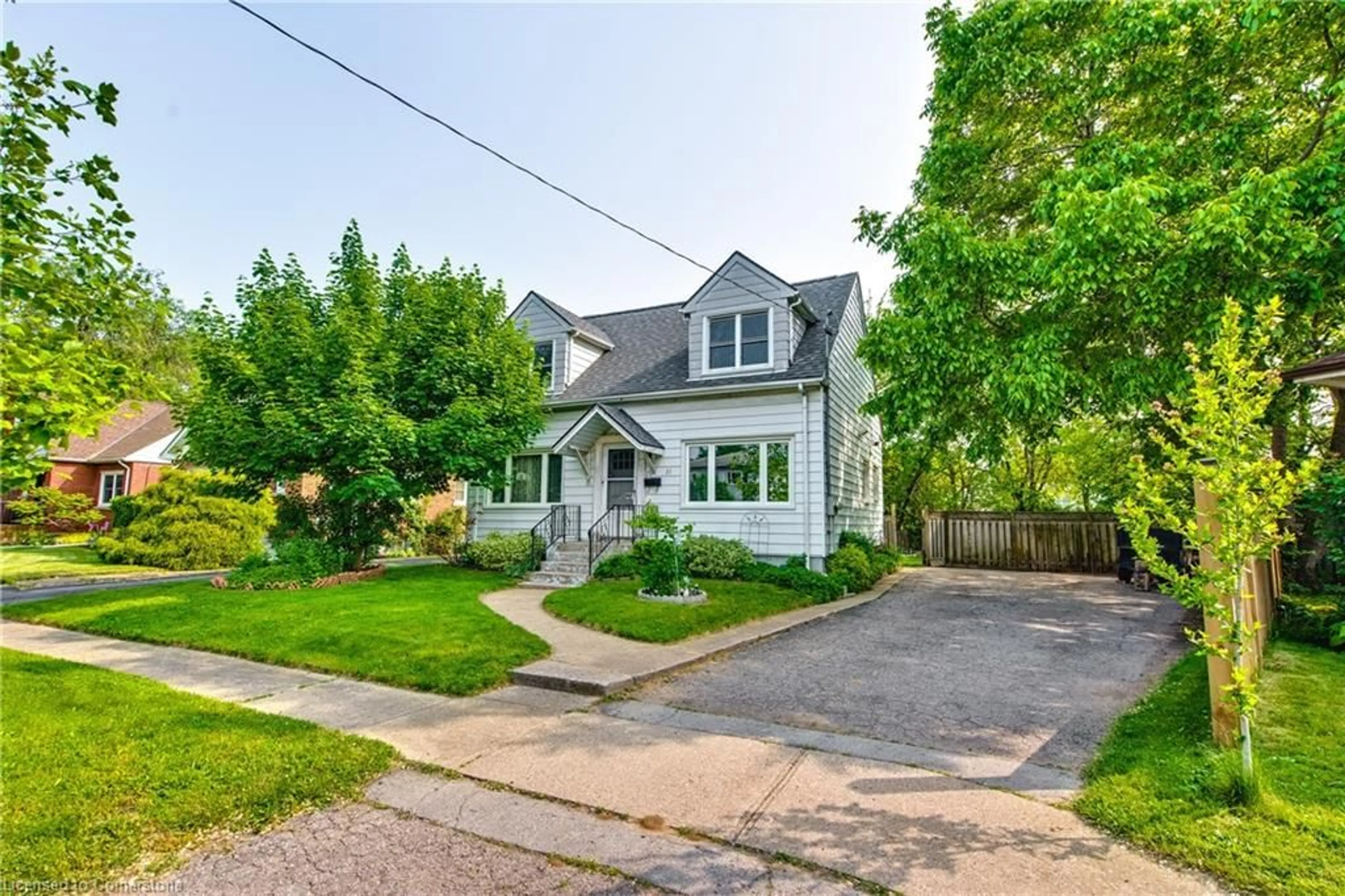 A pic from outside/outdoor area/front of a property/back of a property/a pic from drone, street for 21 Kingsway Cres, St. Catharines Ontario L2N 1A7