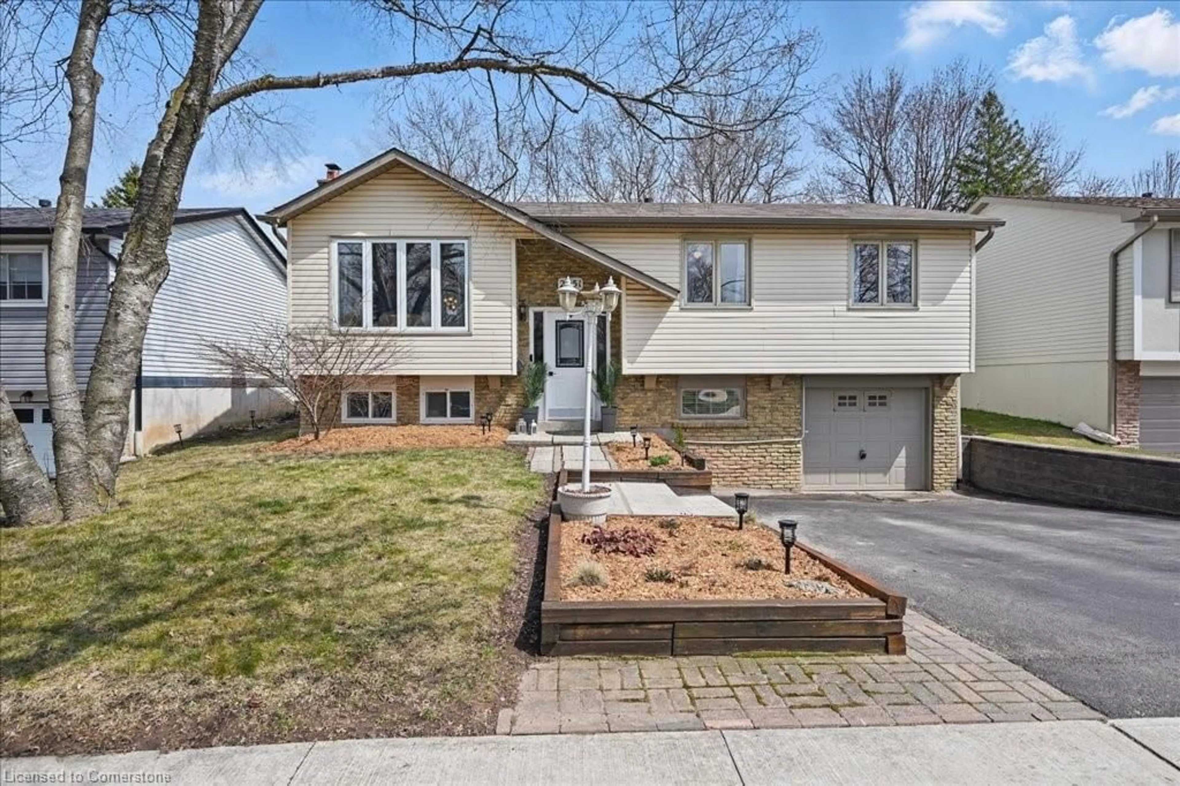 Home with vinyl exterior material, street for 2251 Ingersoll Dr, Burlington Ontario L7P 3L1