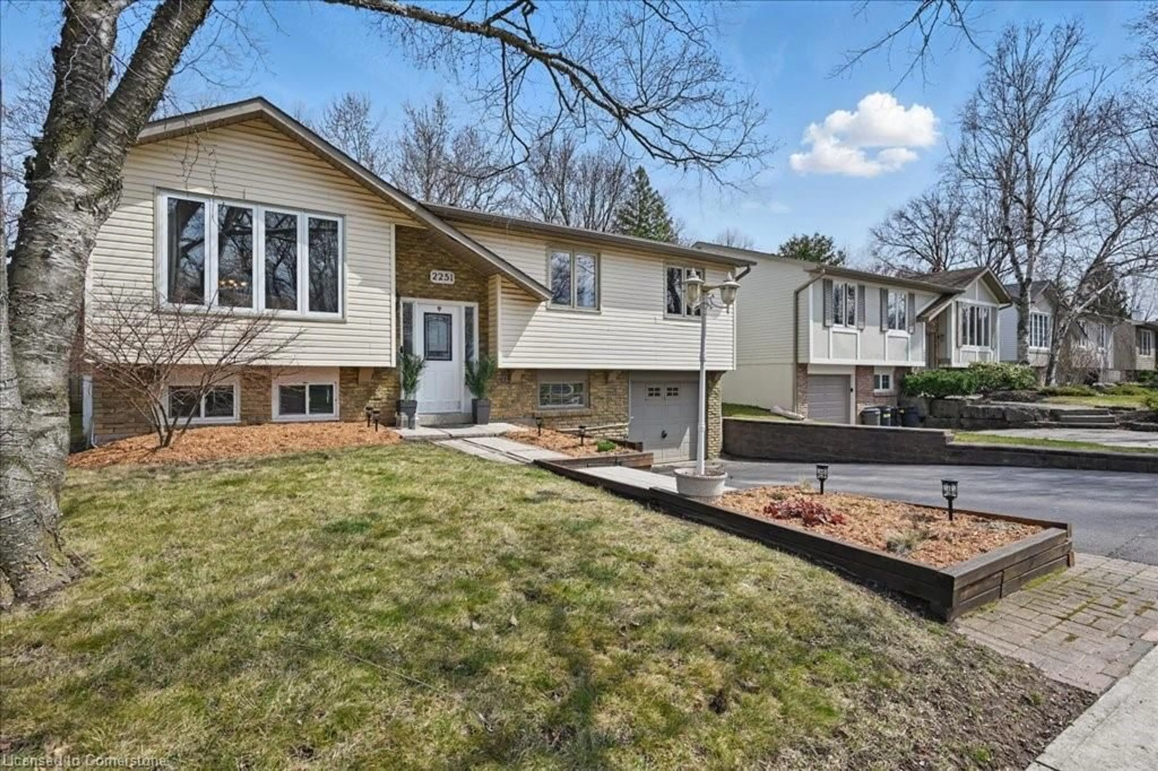 Home with vinyl exterior material, street for 2251 Ingersoll Dr, Burlington Ontario L7P 3L1