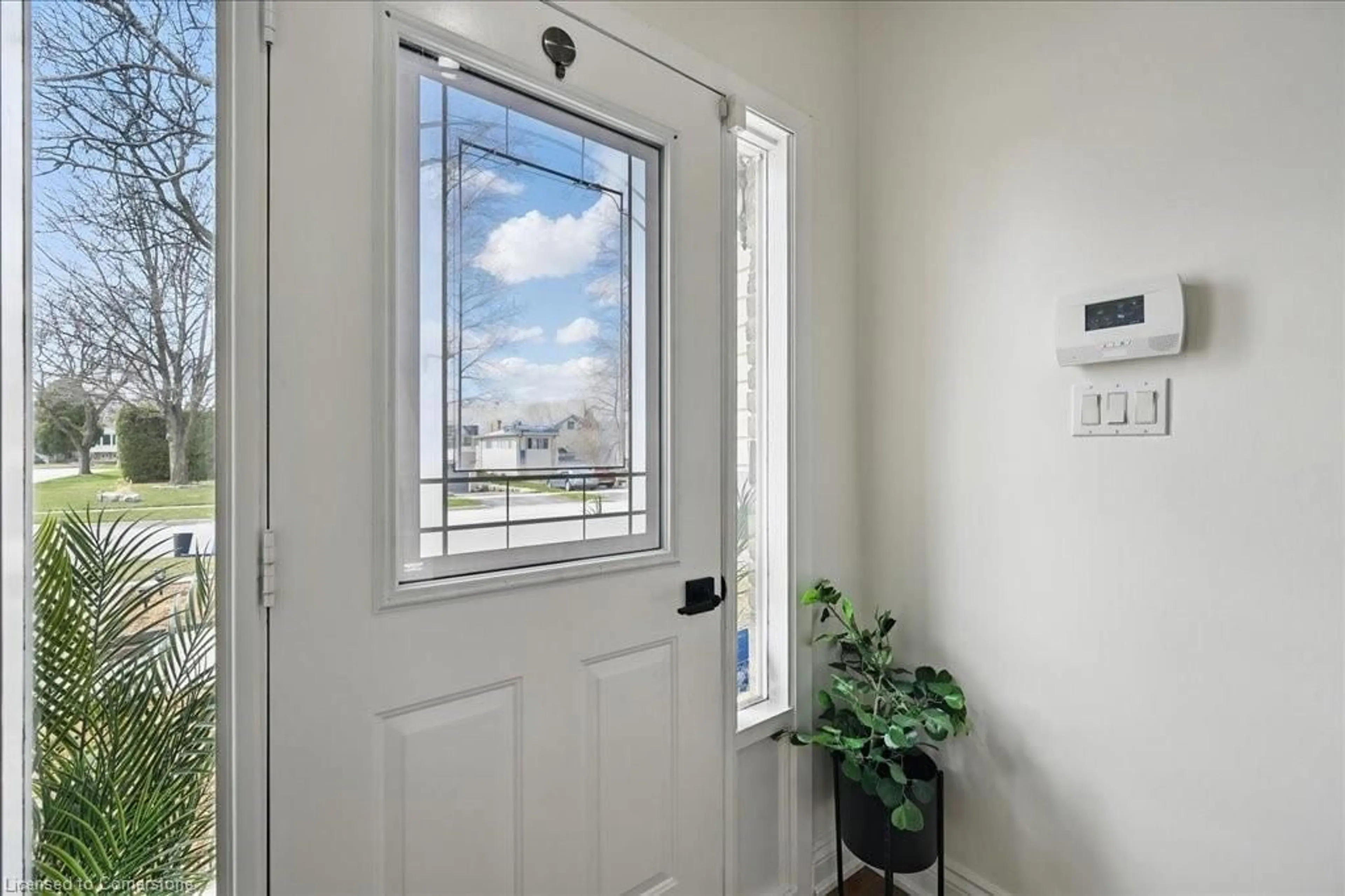 Indoor entryway for 2251 Ingersoll Dr, Burlington Ontario L7P 3L1