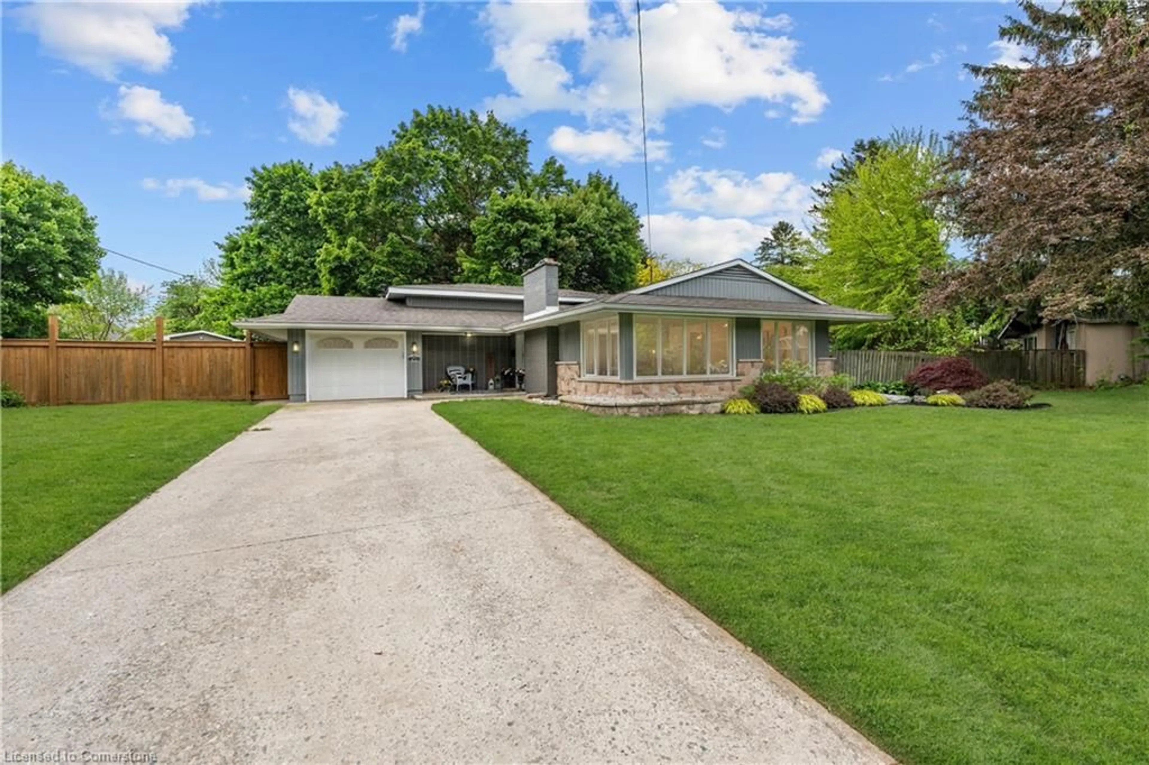 A pic from outside/outdoor area/front of a property/back of a property/a pic from drone, street for 25 Bedford Pk, Grimsby Ontario L3M 2S1