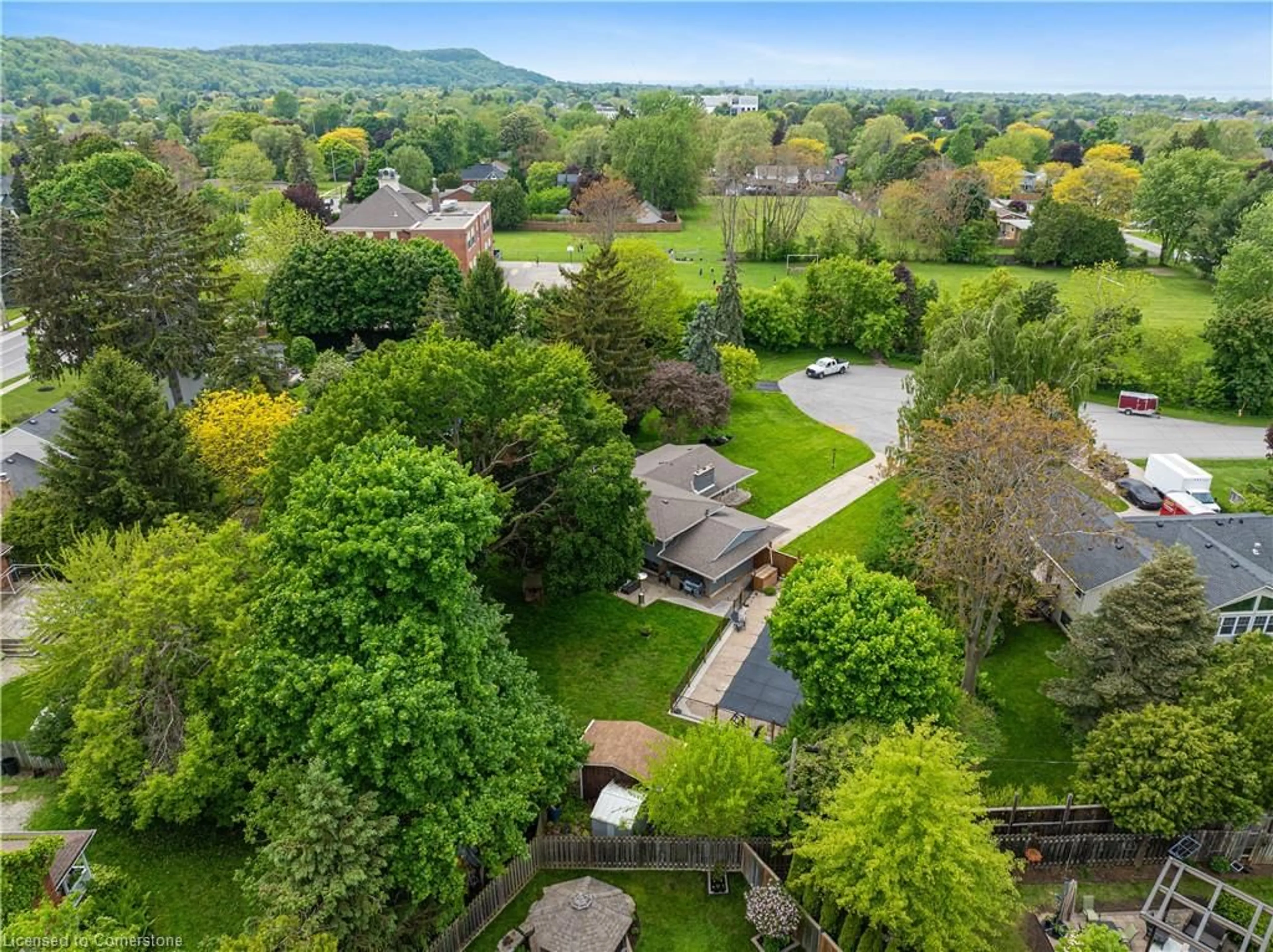 A pic from outside/outdoor area/front of a property/back of a property/a pic from drone, mountain view for 25 Bedford Pk, Grimsby Ontario L3M 2S1