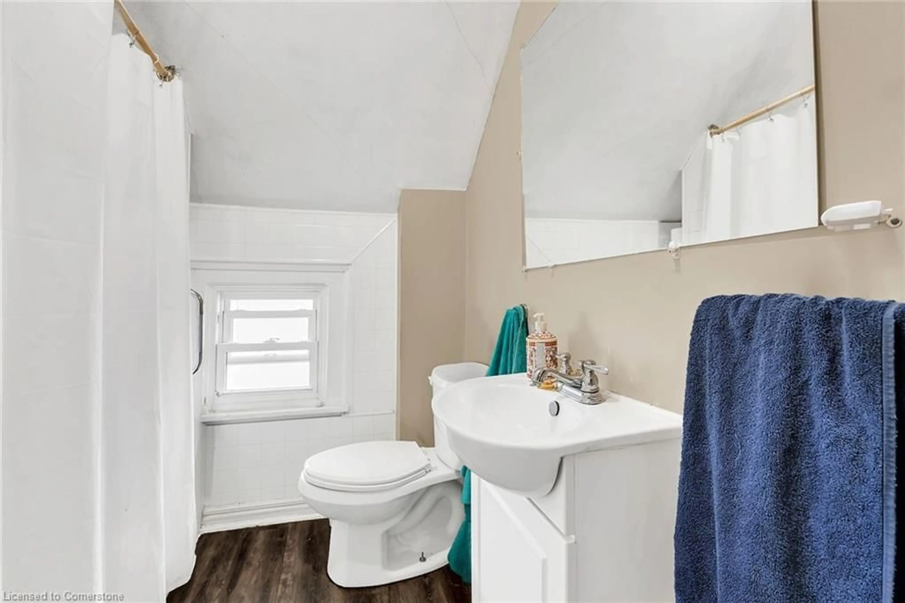 Standard bathroom, ceramic/tile floor for 529 Queen St, Dunnville Ontario N1A 1J5