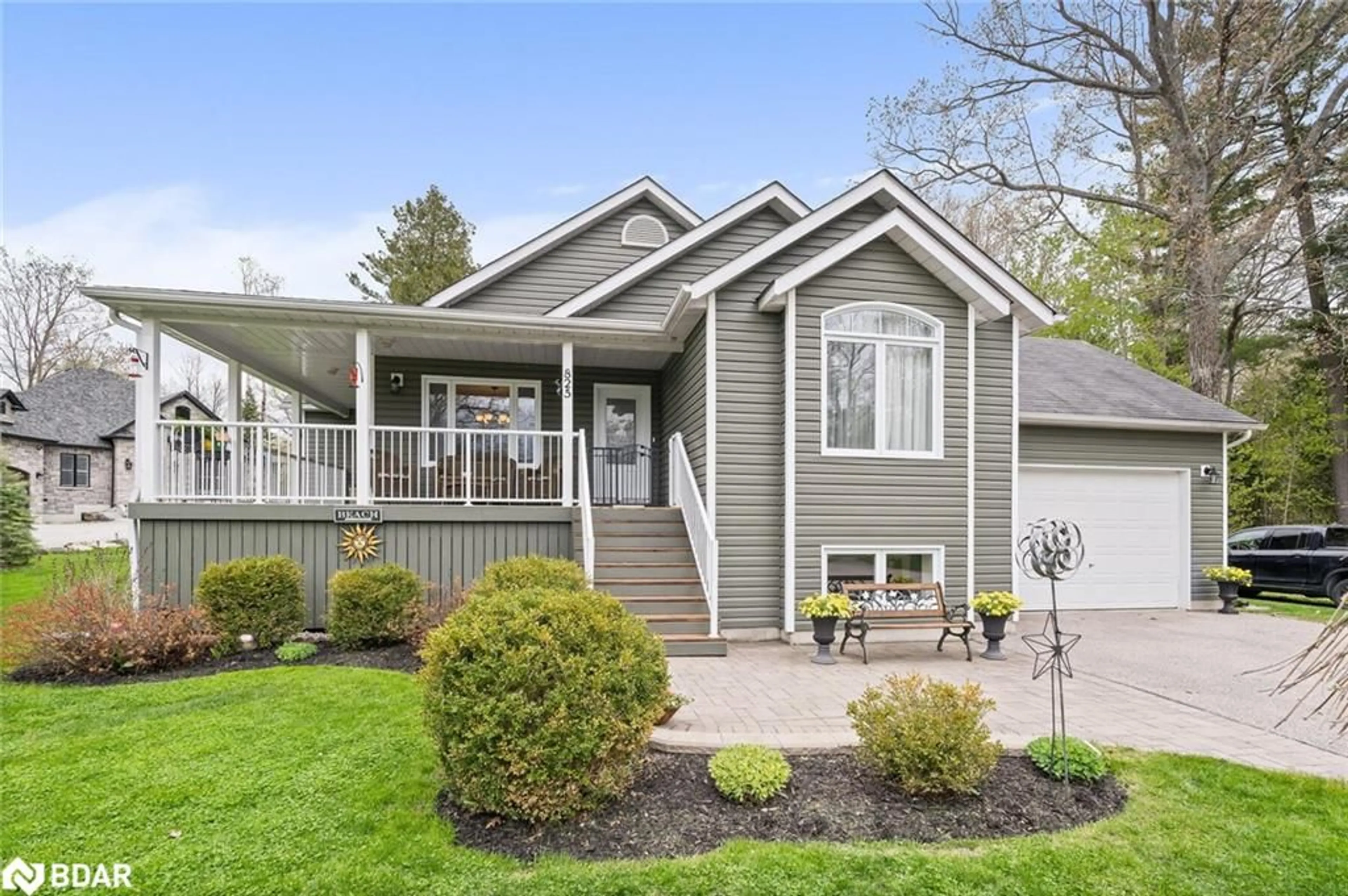 Home with vinyl exterior material, street for 825 Eastdale Dr, Wasaga Beach Ontario L9Z 2R5