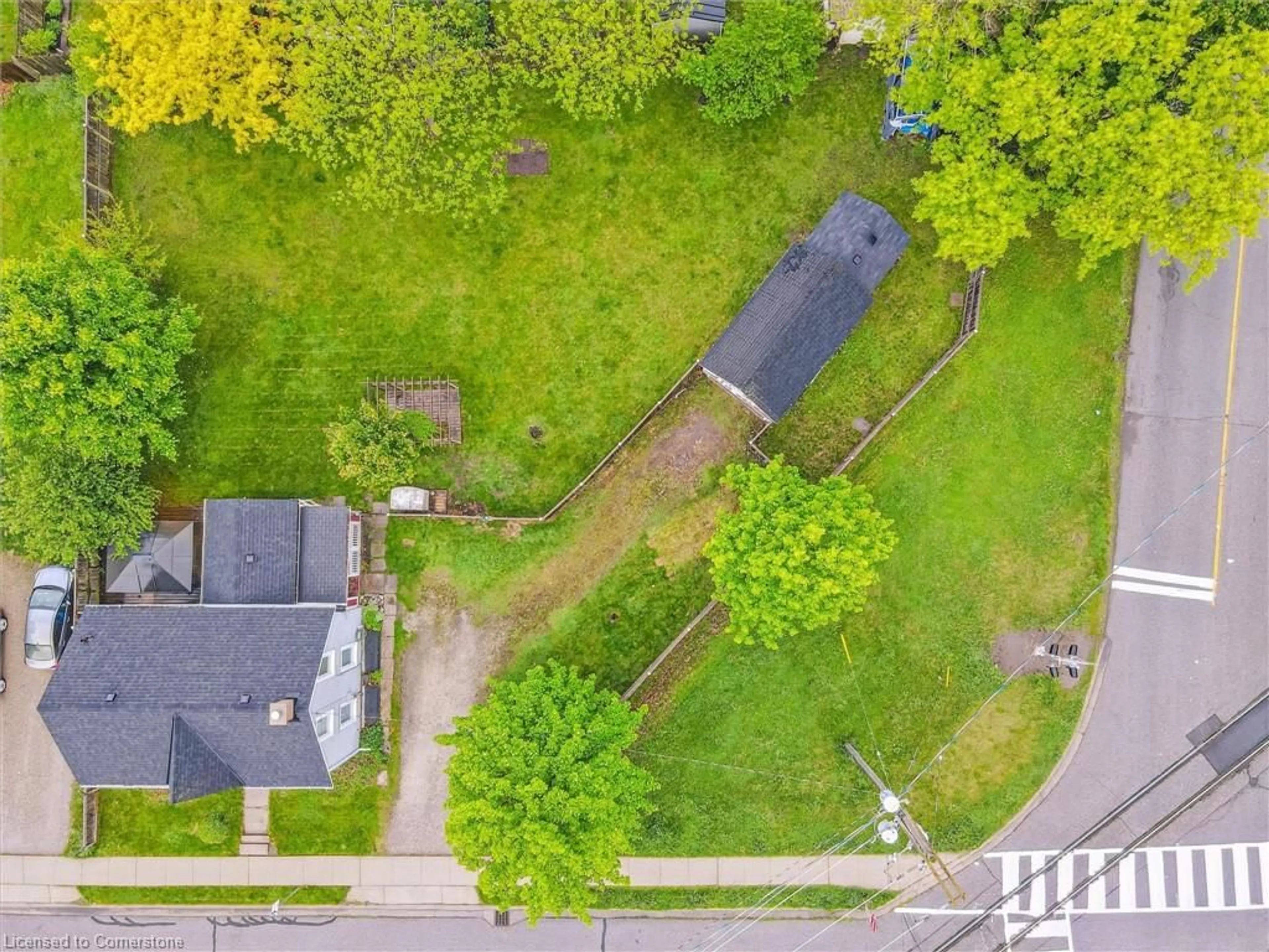 A pic from outside/outdoor area/front of a property/back of a property/a pic from drone, street for 520 Laurel St, Cambridge Ontario N3H 3Z2