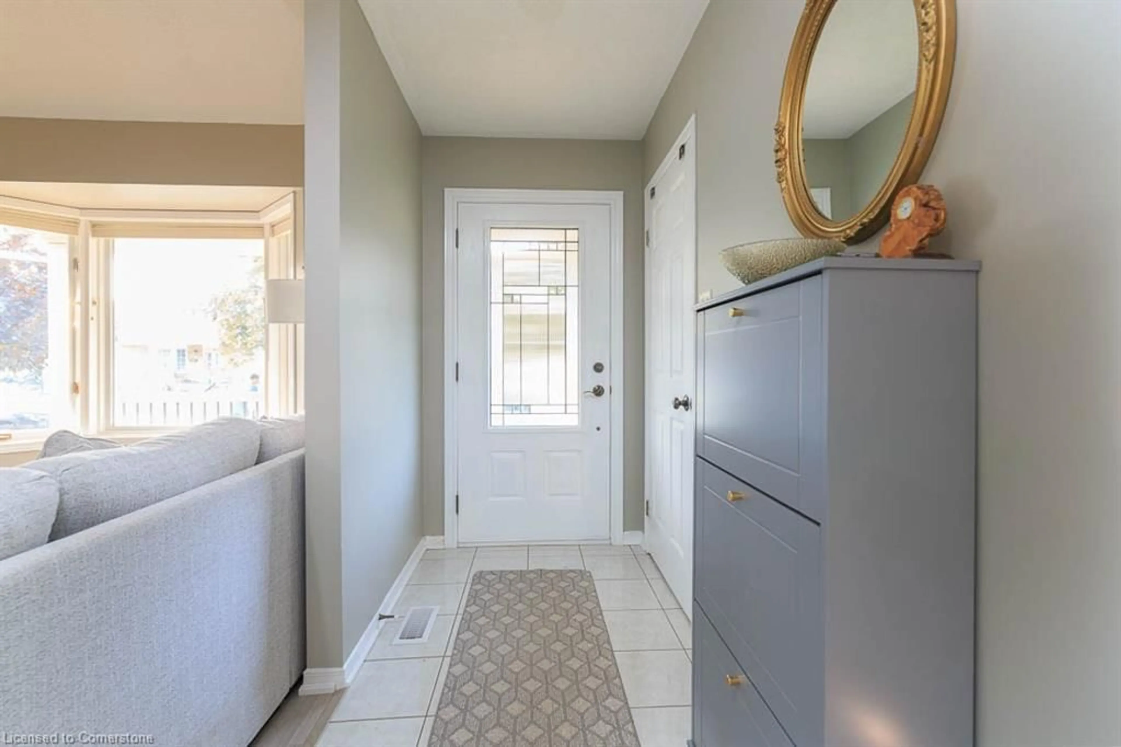 Indoor entryway for 5130 Hawthorn Dr, Beamsville Ontario L3J 0J6