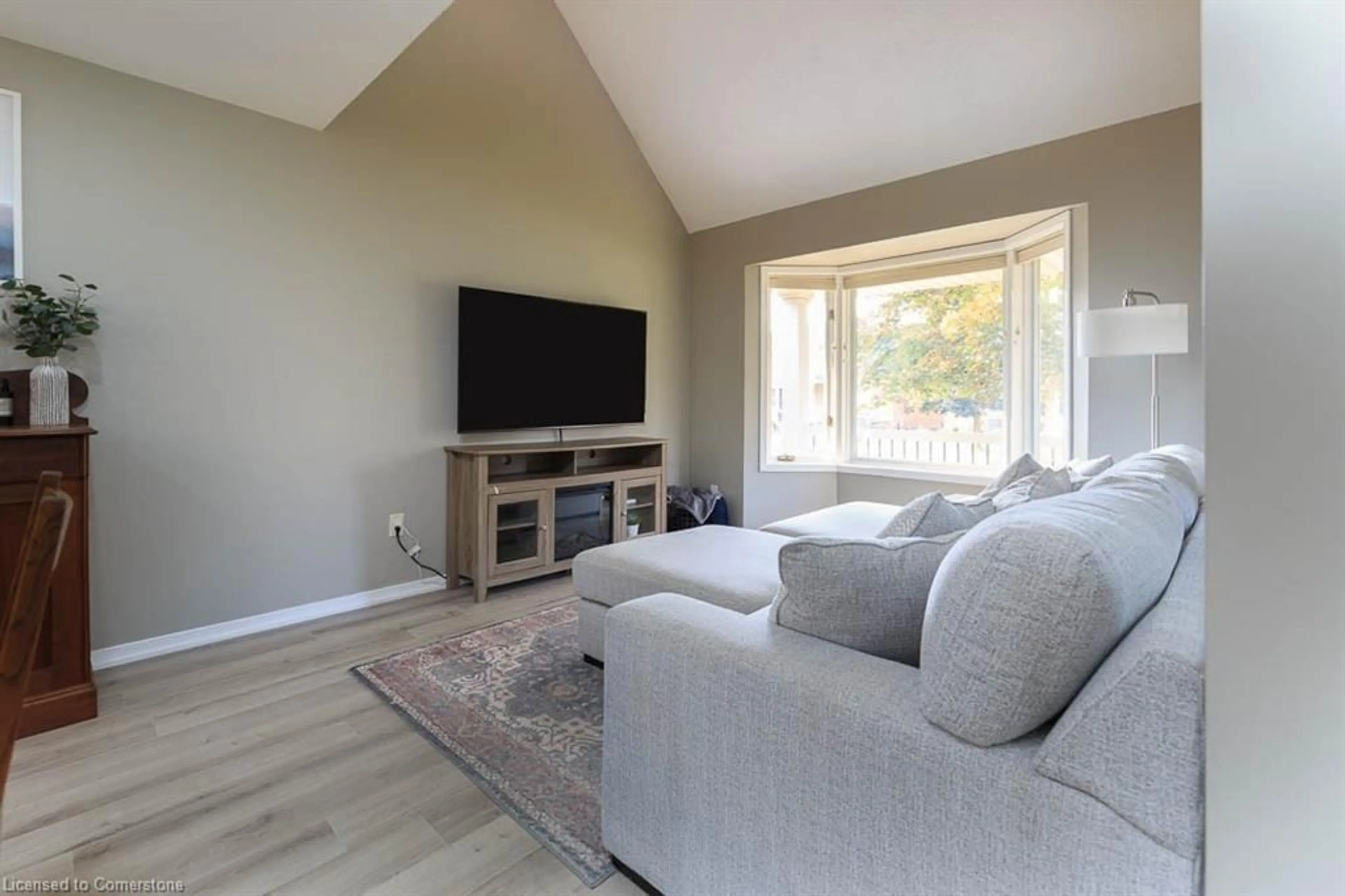 Living room with furniture, unknown for 5130 Hawthorn Dr, Beamsville Ontario L3J 0J6