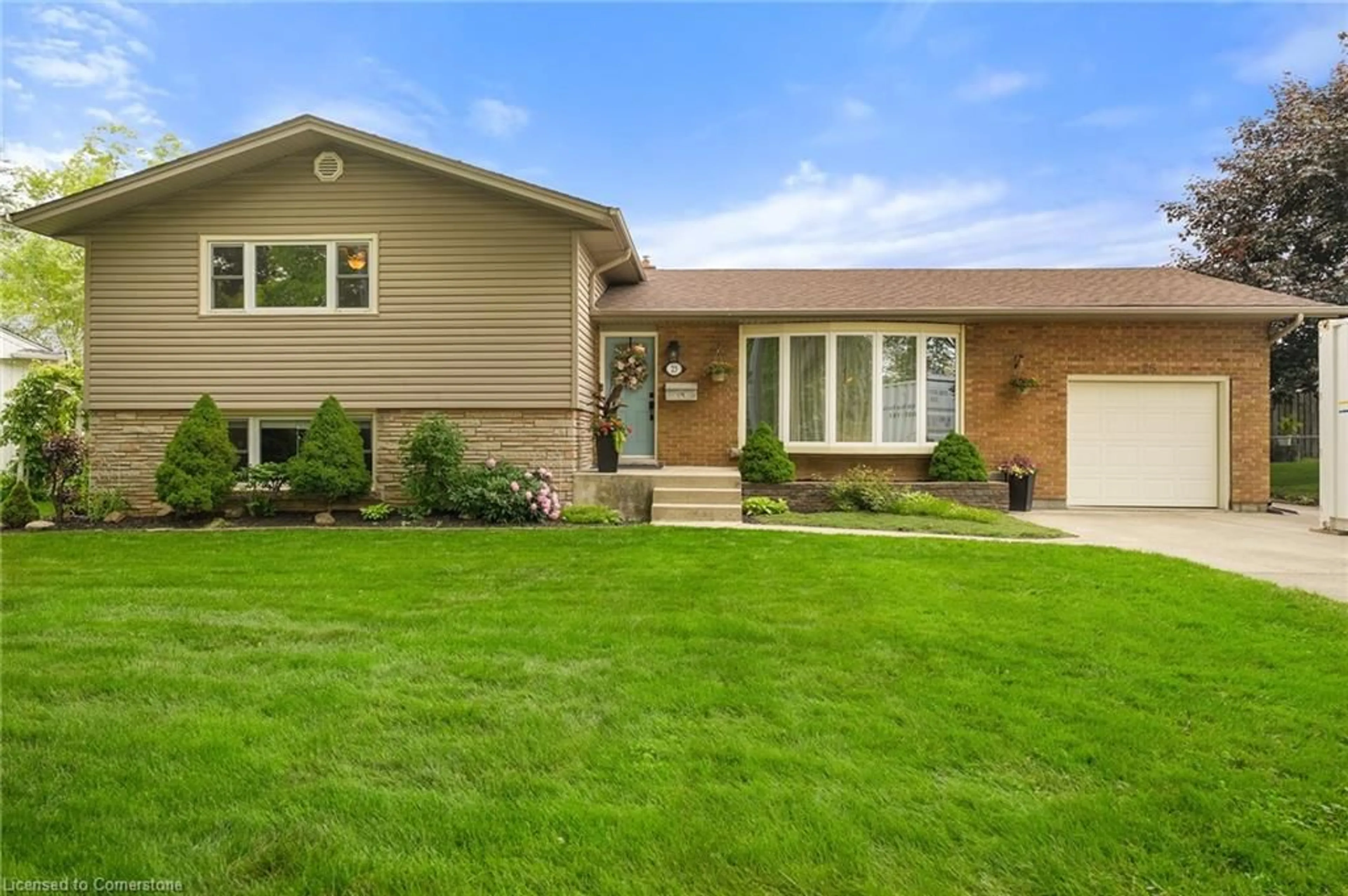 Home with vinyl exterior material, street for 25 Oakmount Dr, St. Catharines Ontario L2T 2G6