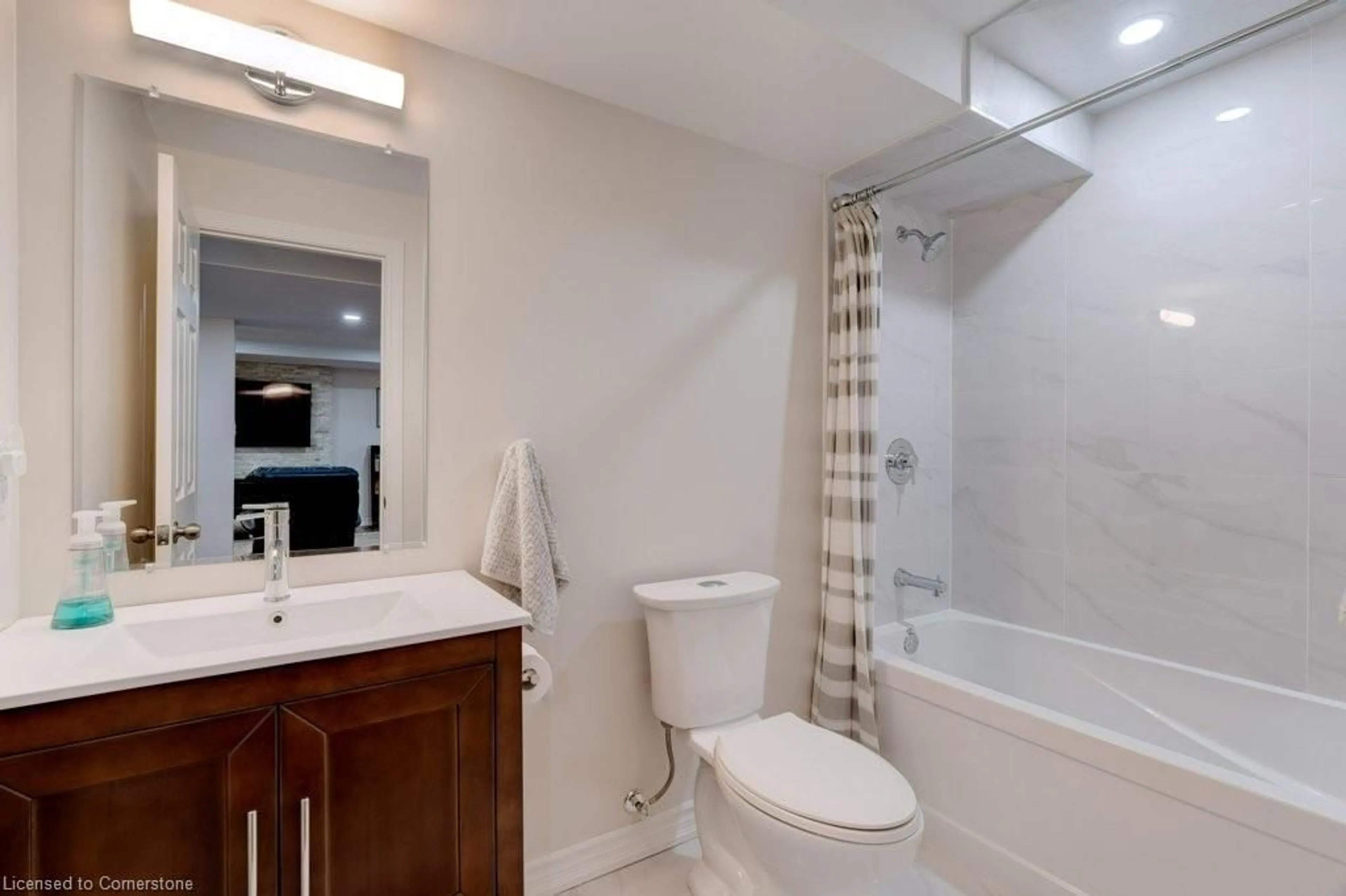 Standard bathroom, ceramic/tile floor for 441 Stonehenge Dr #27, Hamilton Ontario L9K 0B1