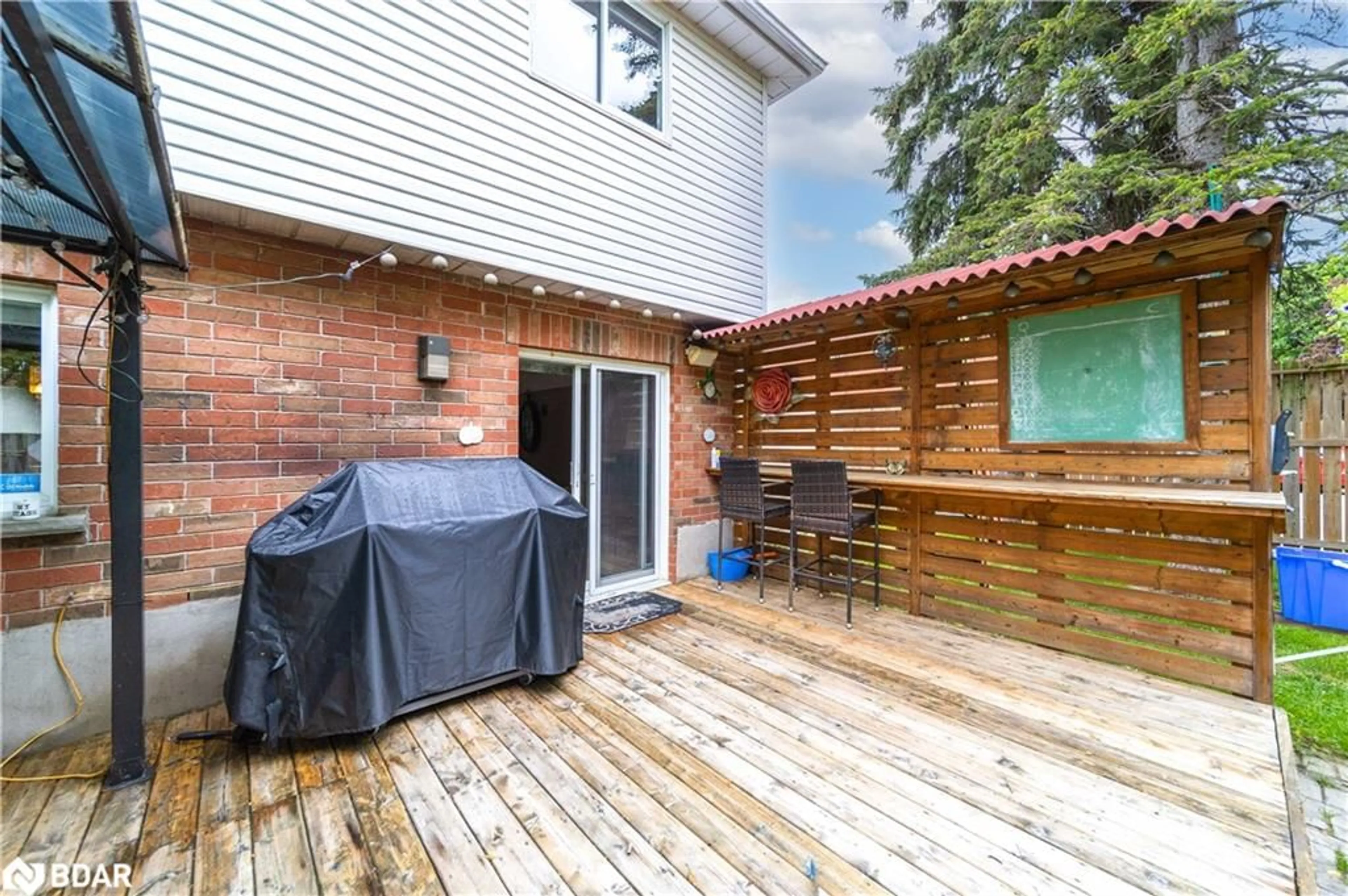 Patio, street for 137 Queen Street, New Tecumseth Ontario L9R 1K4