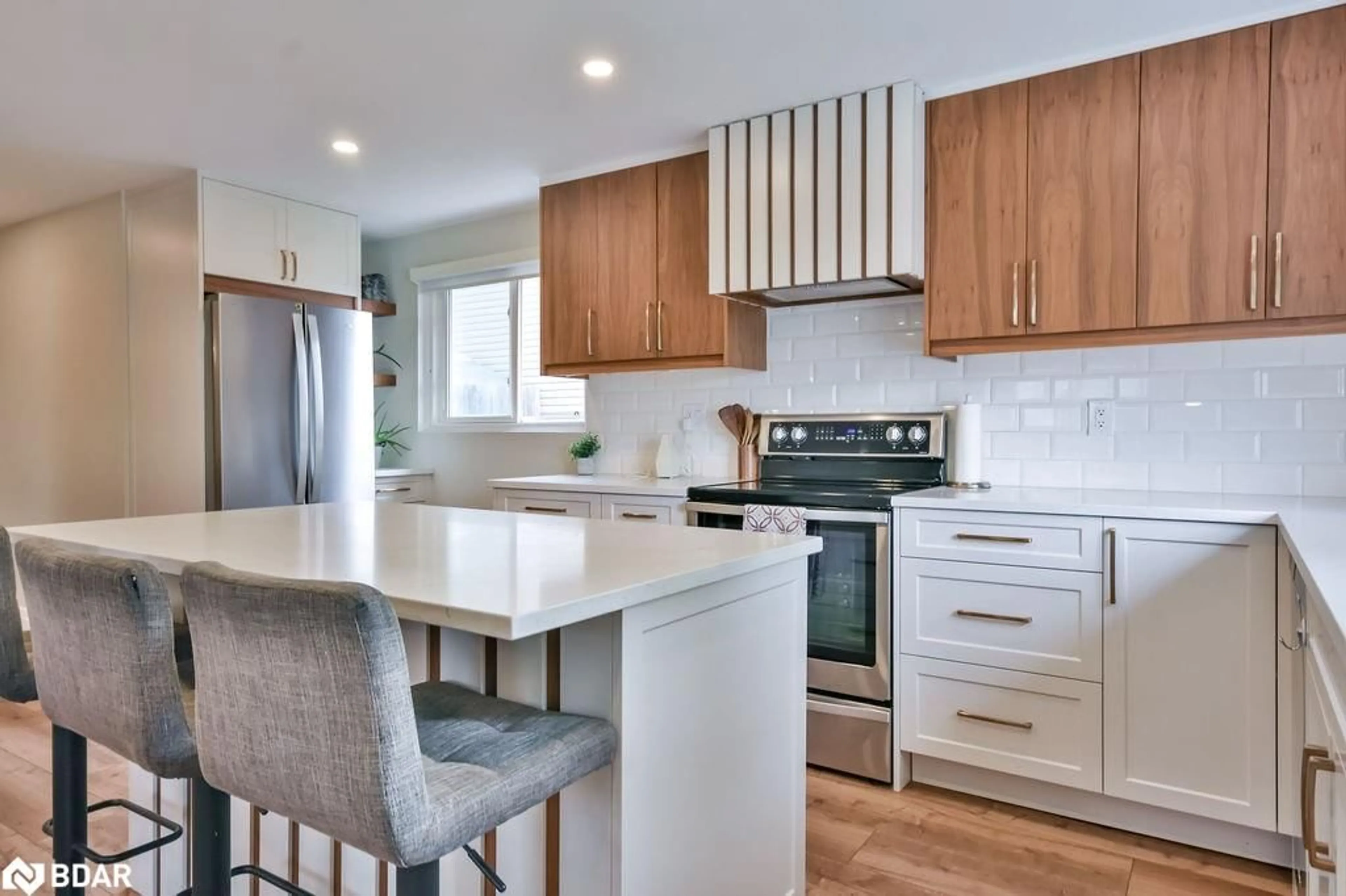 Open concept kitchen, unknown for 245 Letitia St, Barrie Ontario L4N 4Y7