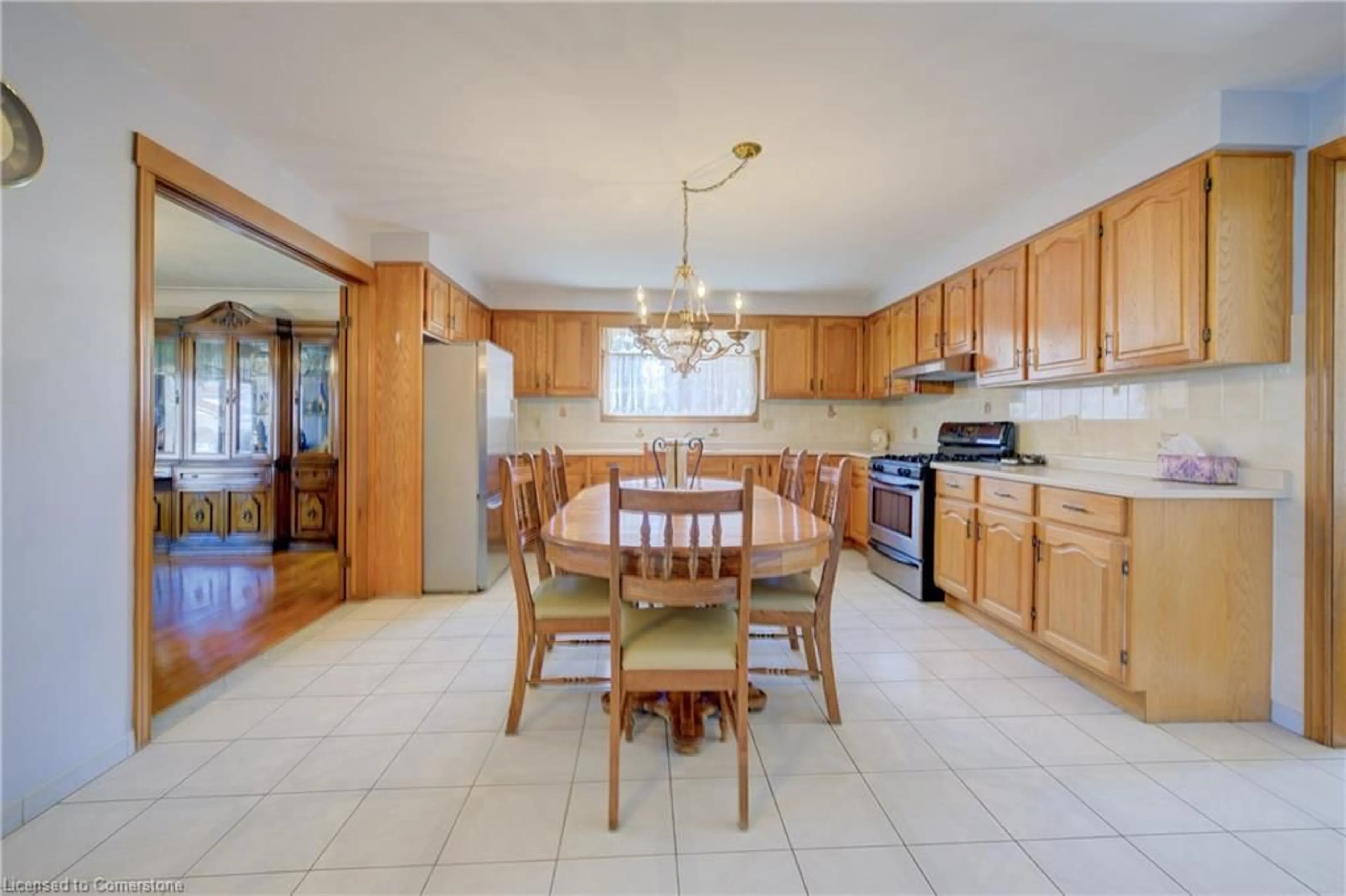 Open concept kitchen, ceramic/tile floor for 9 Stonecliff Crt, Hamilton Ontario L9C 7G2