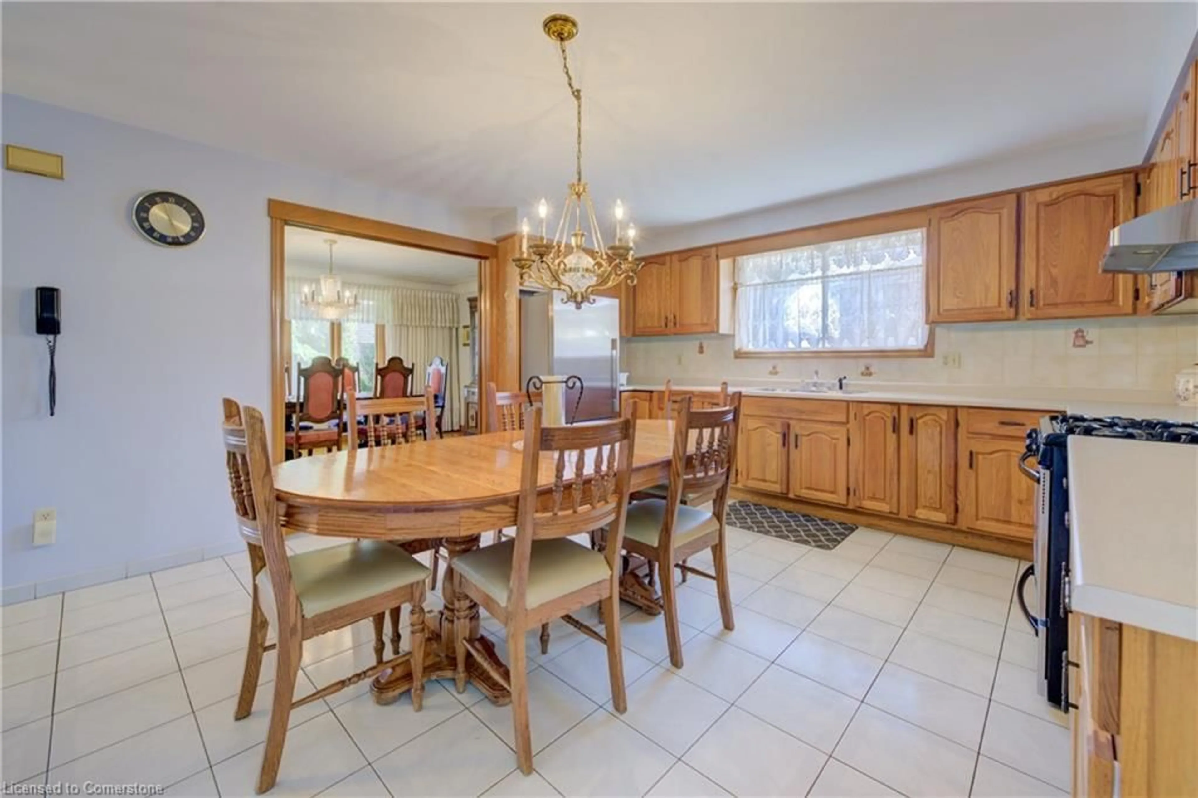 Dining room, ceramic/tile floor for 9 Stonecliff Crt, Hamilton Ontario L9C 7G2