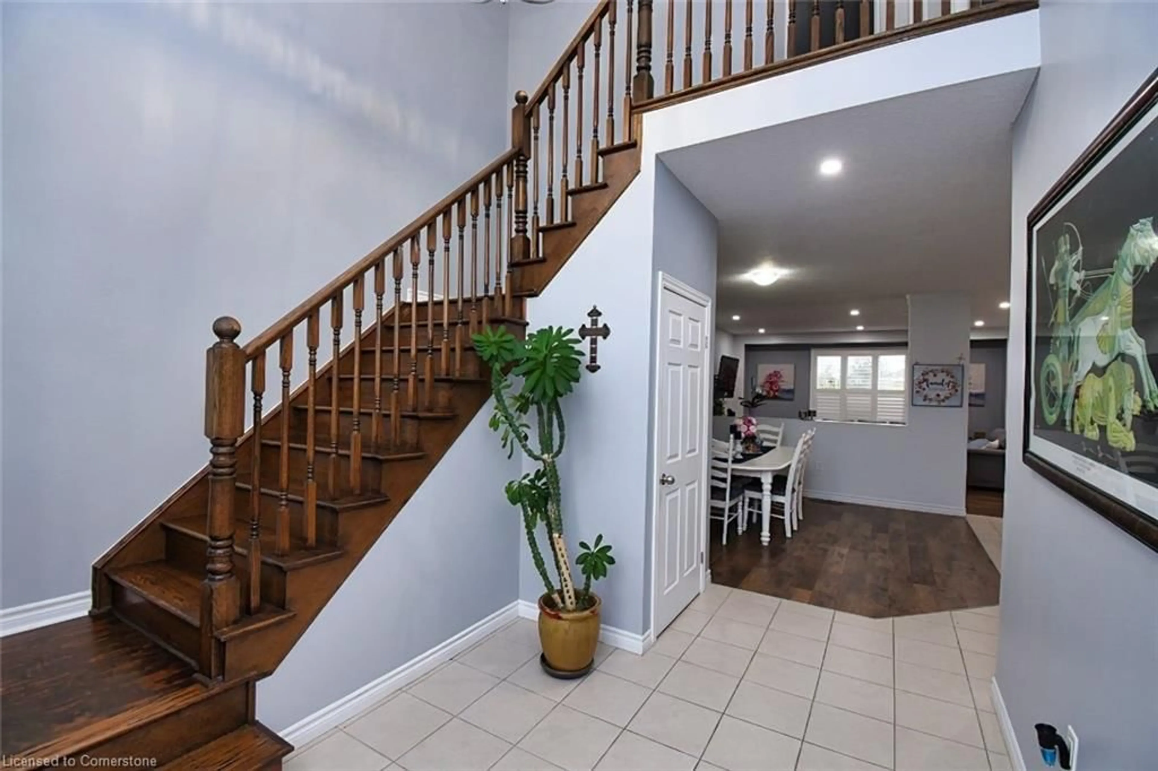Indoor foyer for 79 Aquasanta Cres, Hamilton Ontario L9B 0H8