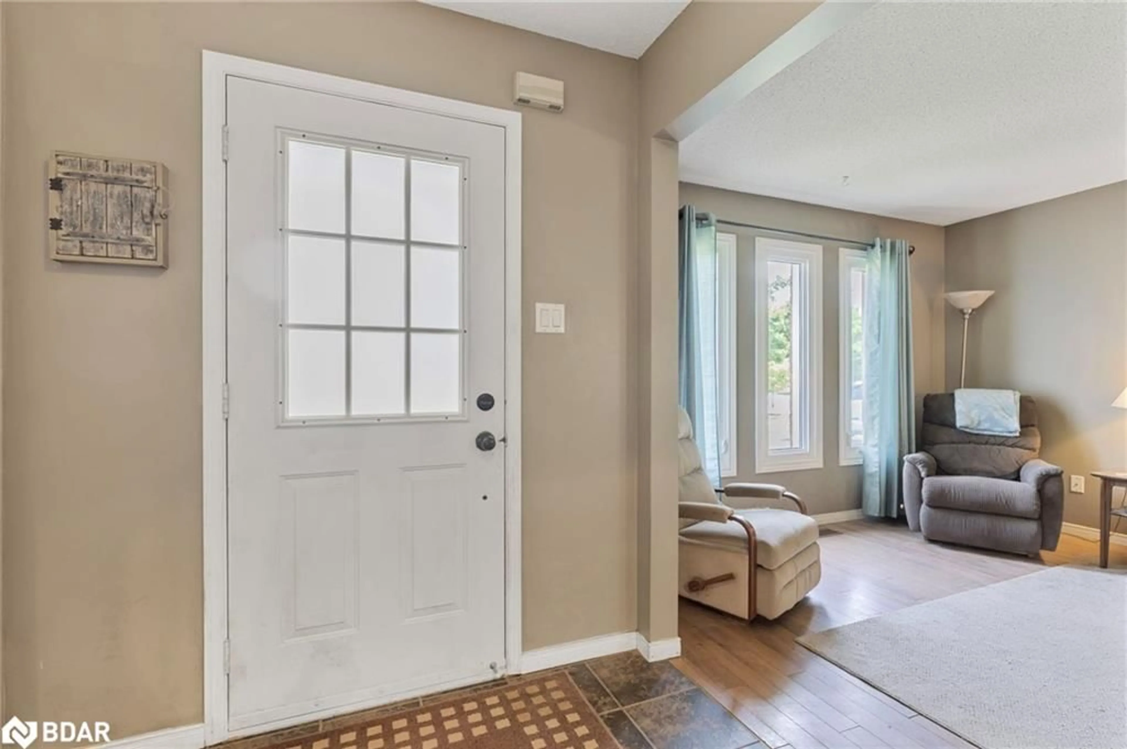 Indoor entryway for 51 Nottawasaga Dr, Angus Ontario L0M 1B0