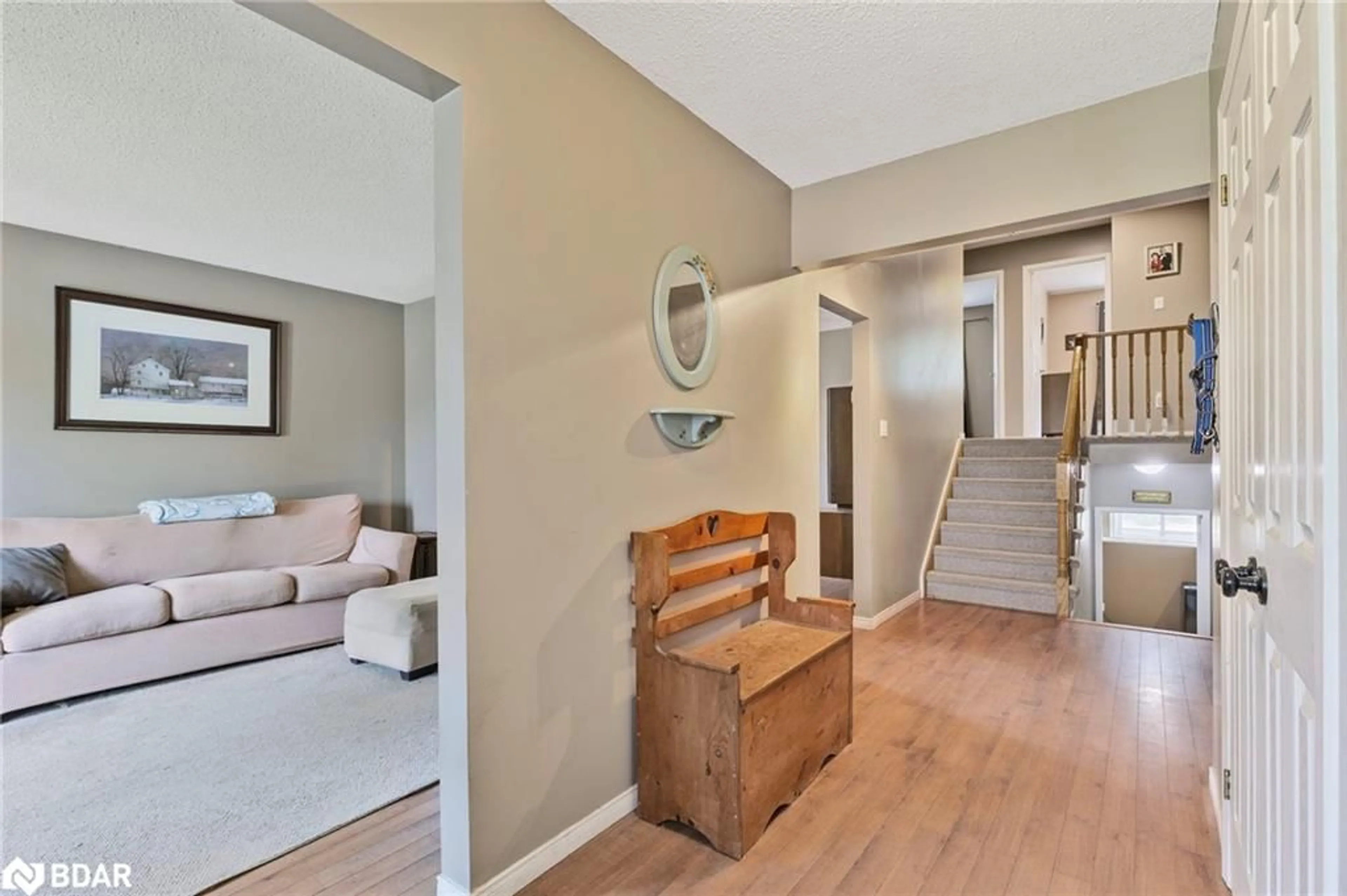 Indoor entryway for 51 Nottawasaga Dr, Angus Ontario L0M 1B0