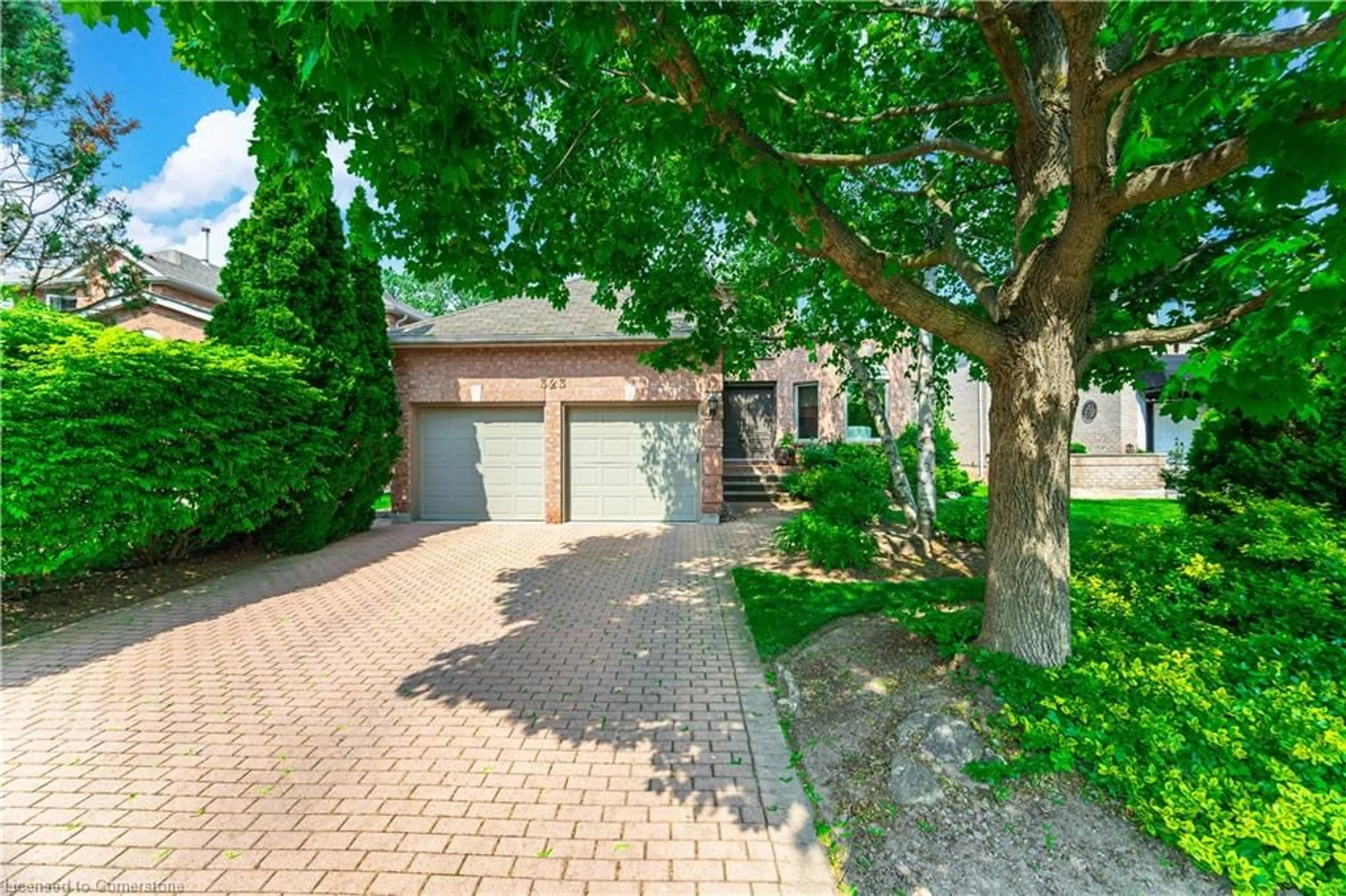 A pic from outside/outdoor area/front of a property/back of a property/a pic from drone, street for 323 Northwood Dr, Oakville Ontario L6M 1M8
