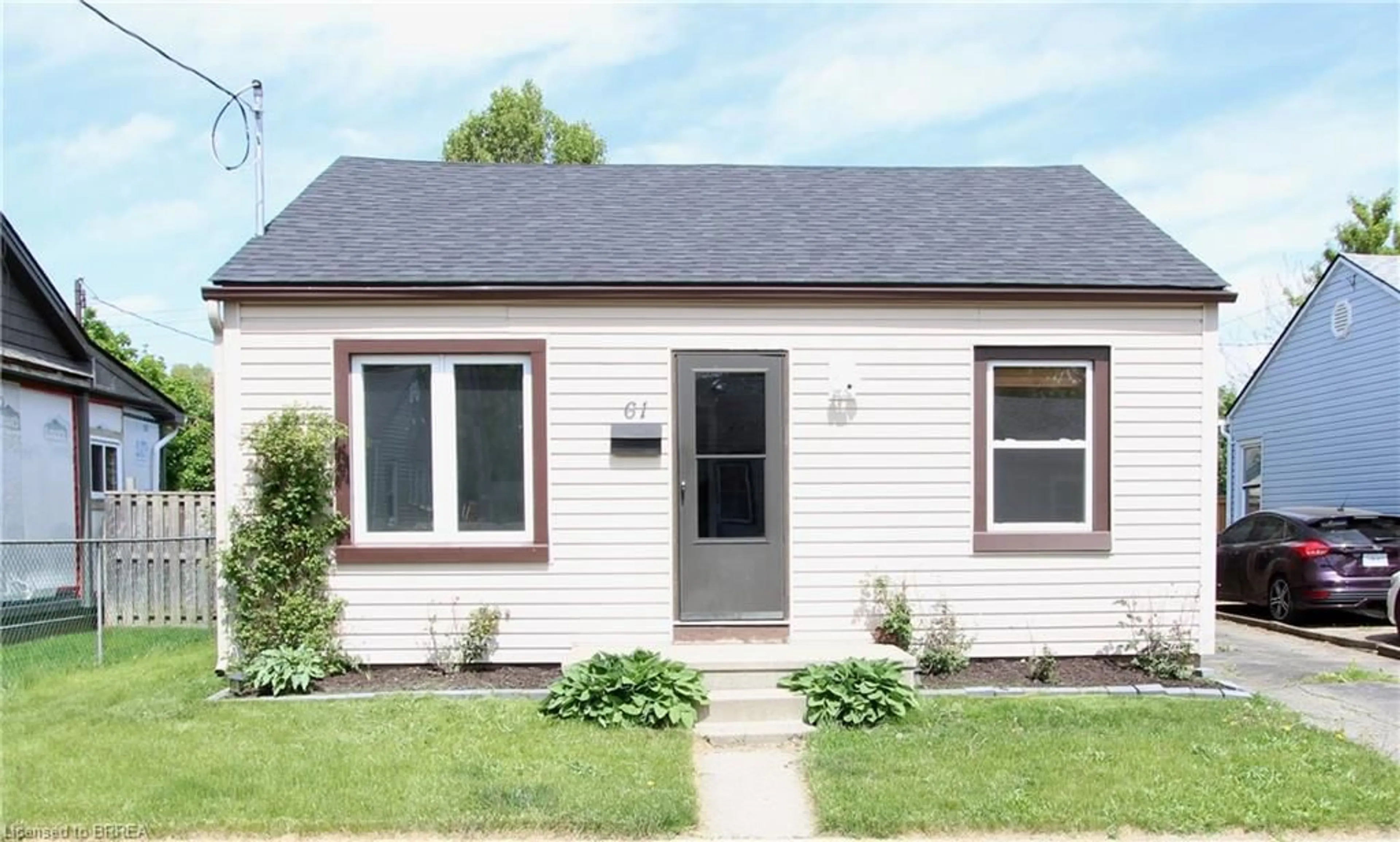 Home with vinyl exterior material, street for 61 Ninth Ave, Brantford Ontario N3S 1E3