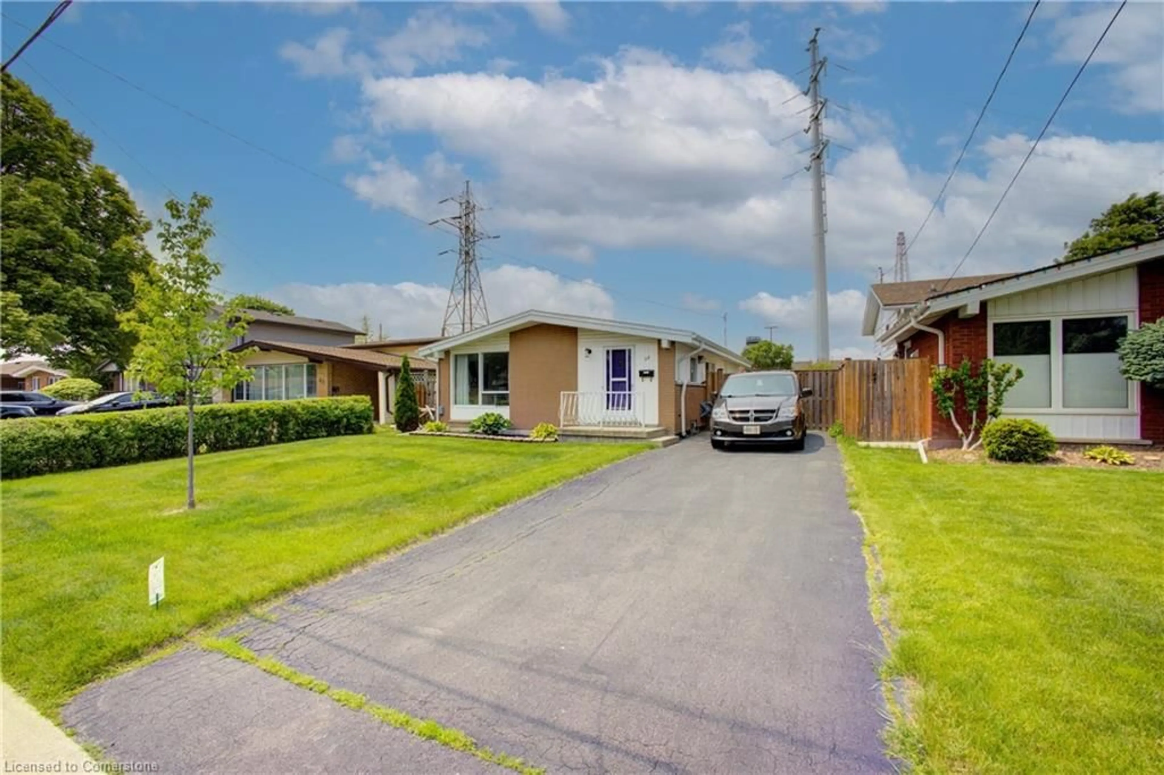 A pic from outside/outdoor area/front of a property/back of a property/a pic from drone, street for 38 Bishopsgate Ave, Hamilton Ontario L8V 3K4
