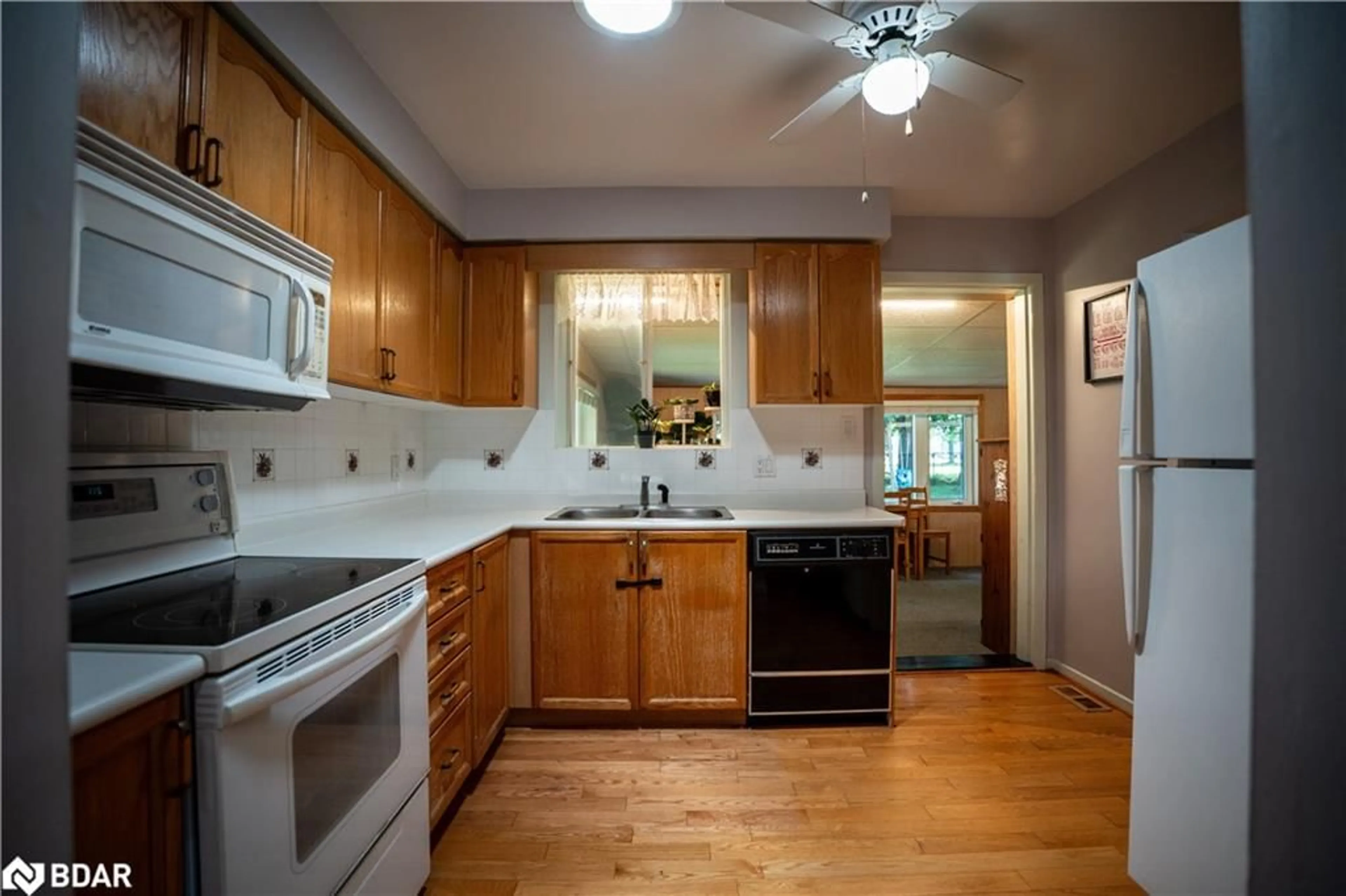 Standard kitchen, unknown for 11 Ritchie Cres Cres, Elmvale Ontario L9X 0P4