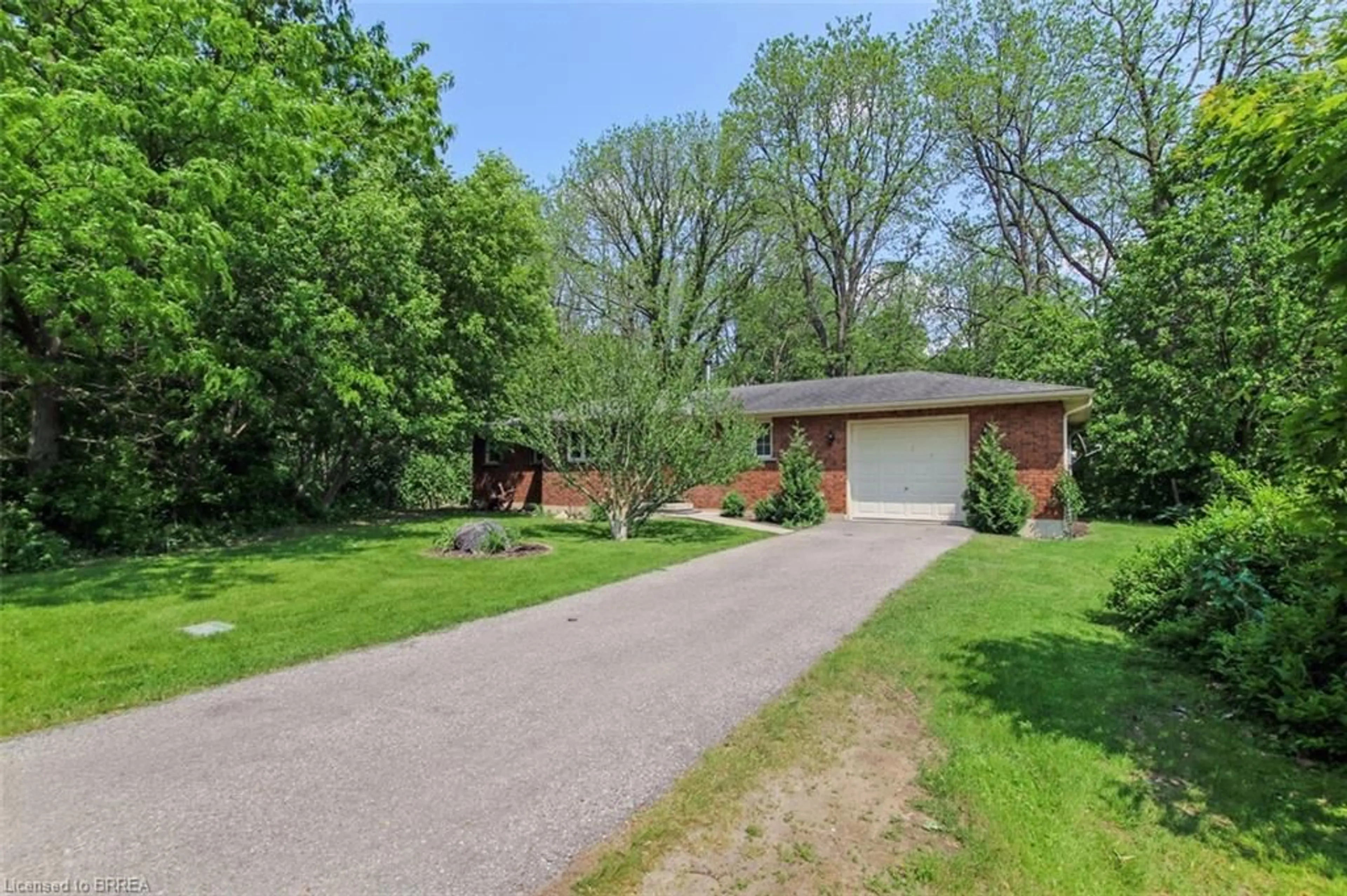 A pic from outside/outdoor area/front of a property/back of a property/a pic from drone, street for 80 Race St, Paris Ontario N3L 4C4