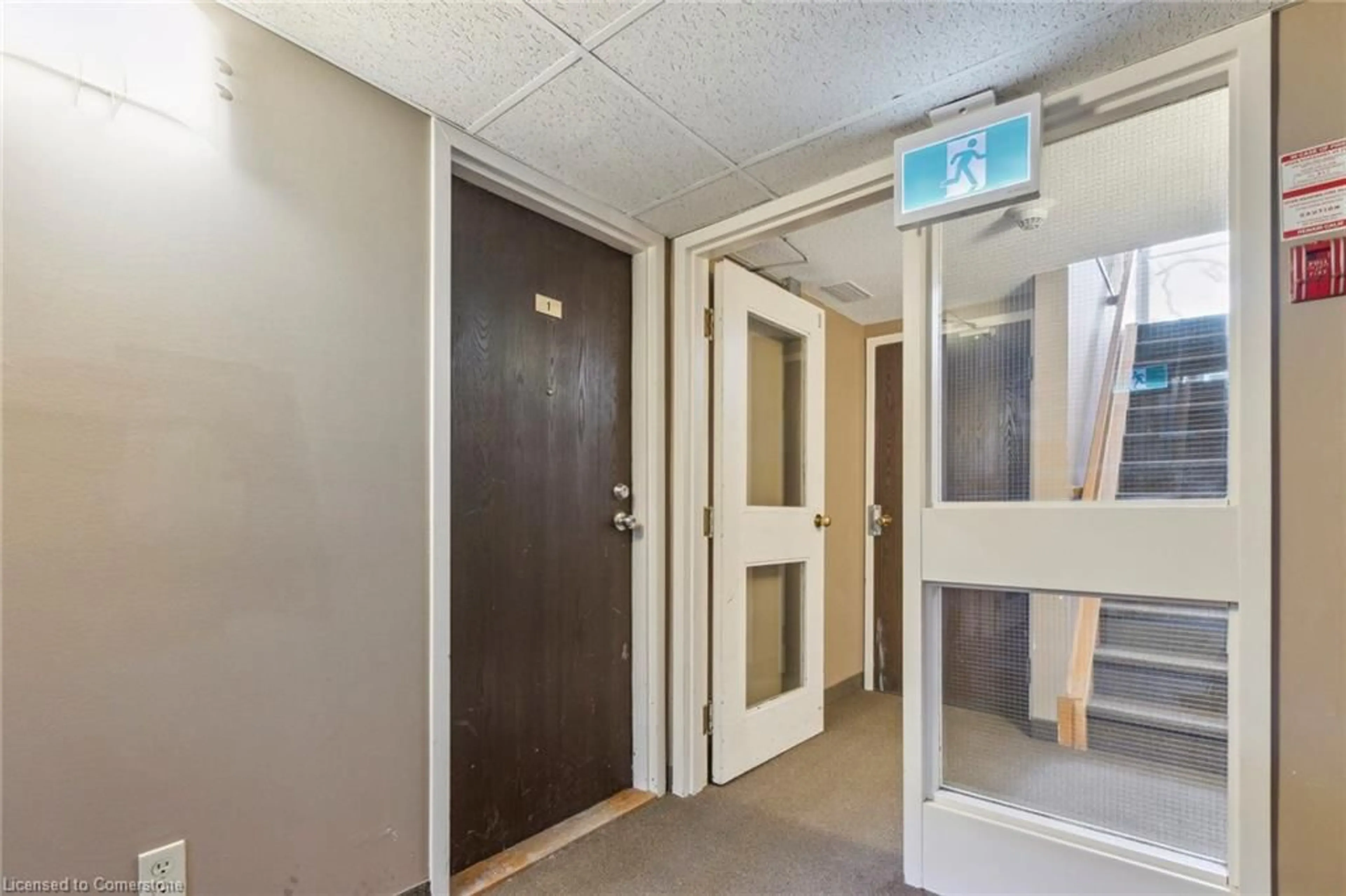 Indoor foyer for 321 Northlake Dr #lower, Waterloo Ontario N2V 1Z1