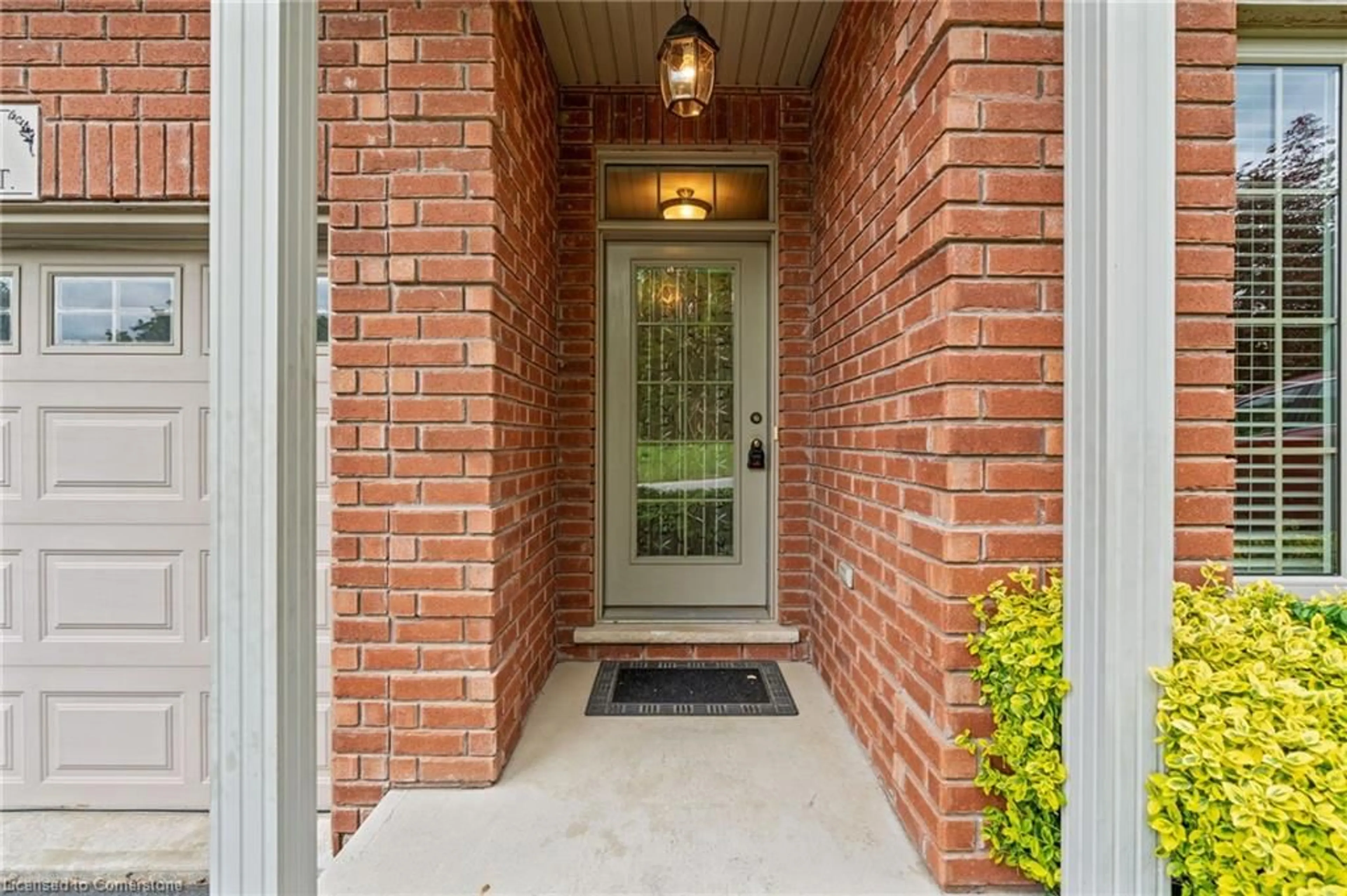 Indoor entryway for 6 Isaac Crt, Caledonia Ontario N3W 0A7