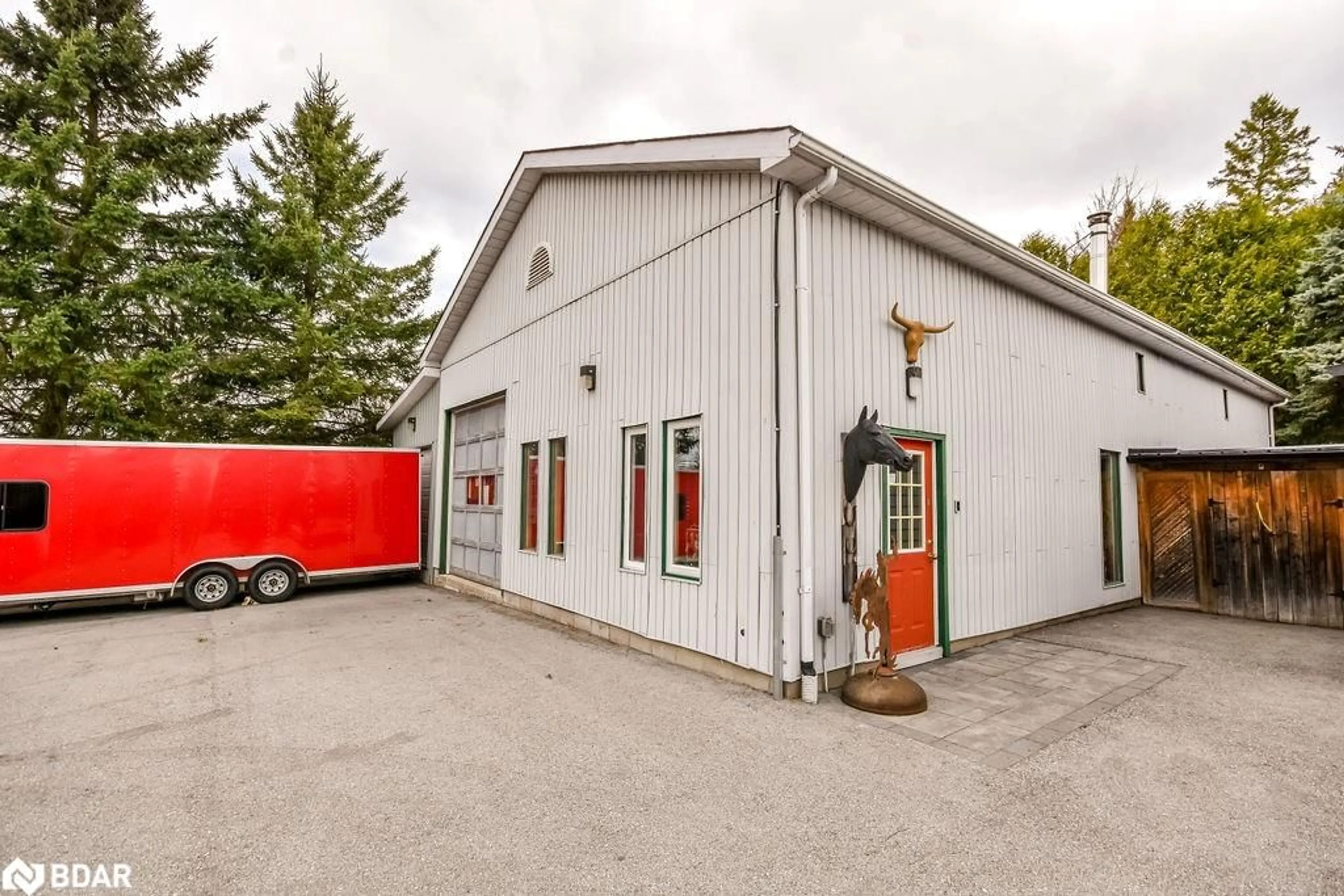 Indoor garage for 5872 Hwy 11, Innisfil Ontario L0L 1K0