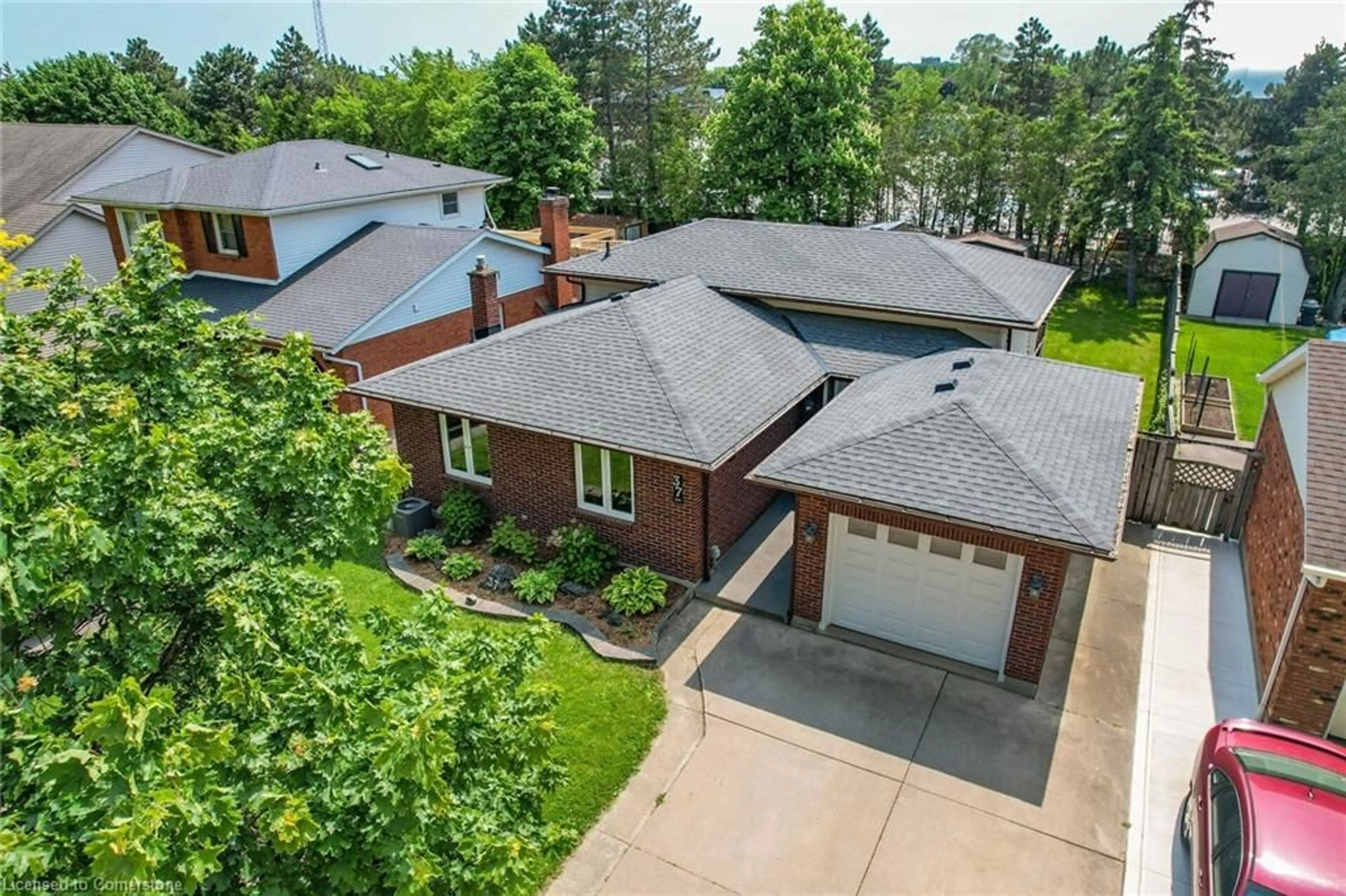 A pic from outside/outdoor area/front of a property/back of a property/a pic from drone, street for 37 The Meadows, St. Catharines Ontario L2N 7K8