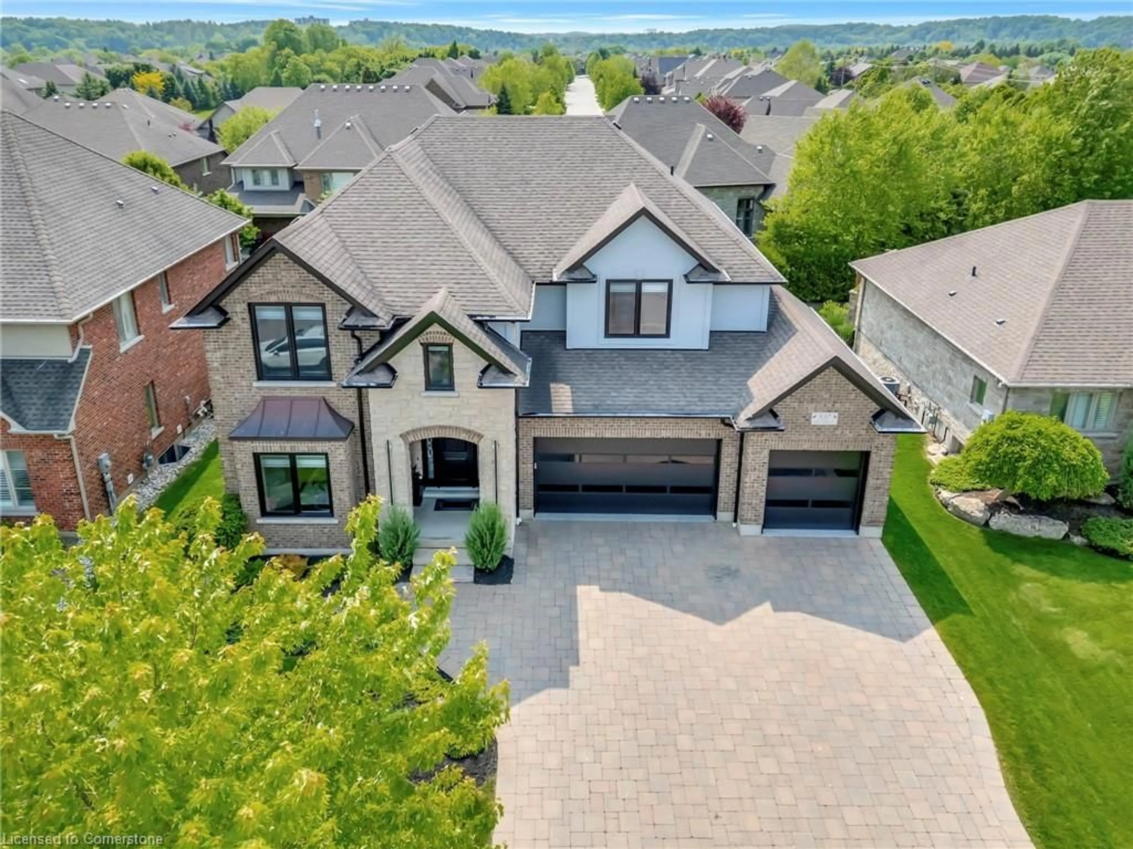 A pic from outside/outdoor area/front of a property/back of a property/a pic from drone, street for 537 Deer Ridge Dr, Kitchener Ontario N2P 2M2