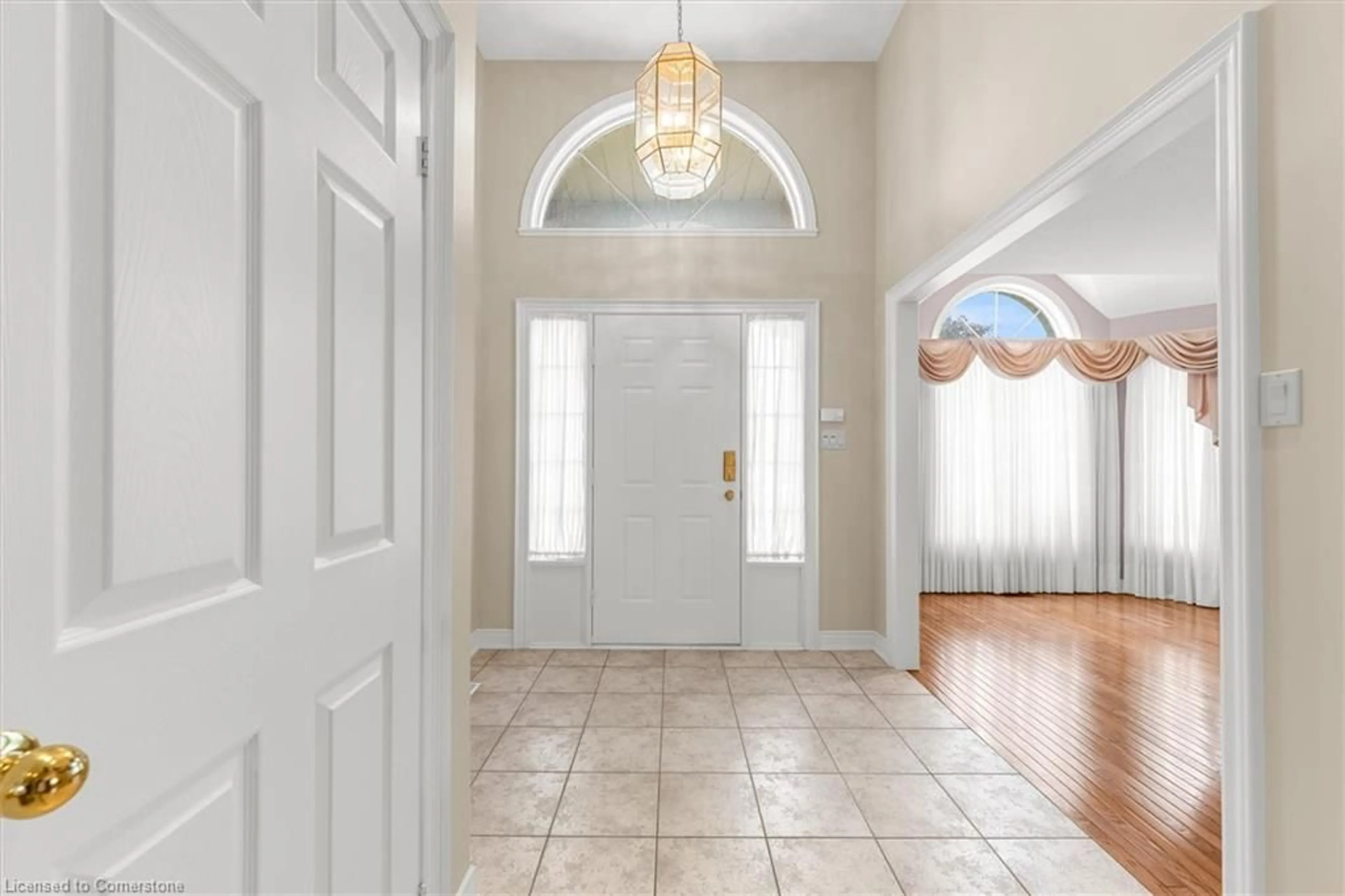 Indoor entryway for 66 Chelmsford Pl, Hamilton Ontario L8H 7T3